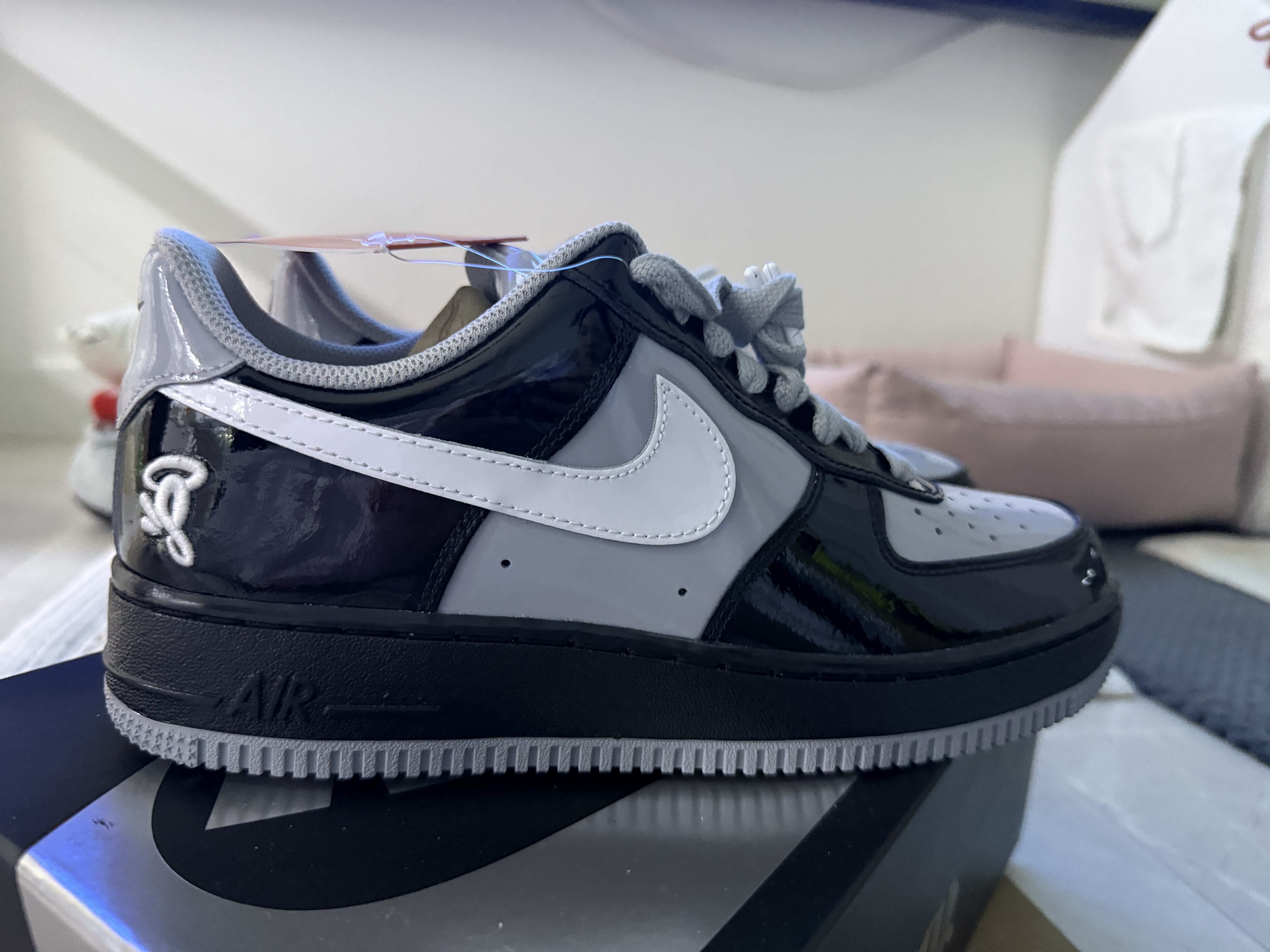 Nike x Syna Air Force 1 '07 Black and Light Smoke Grey 착용 스타일 - 2