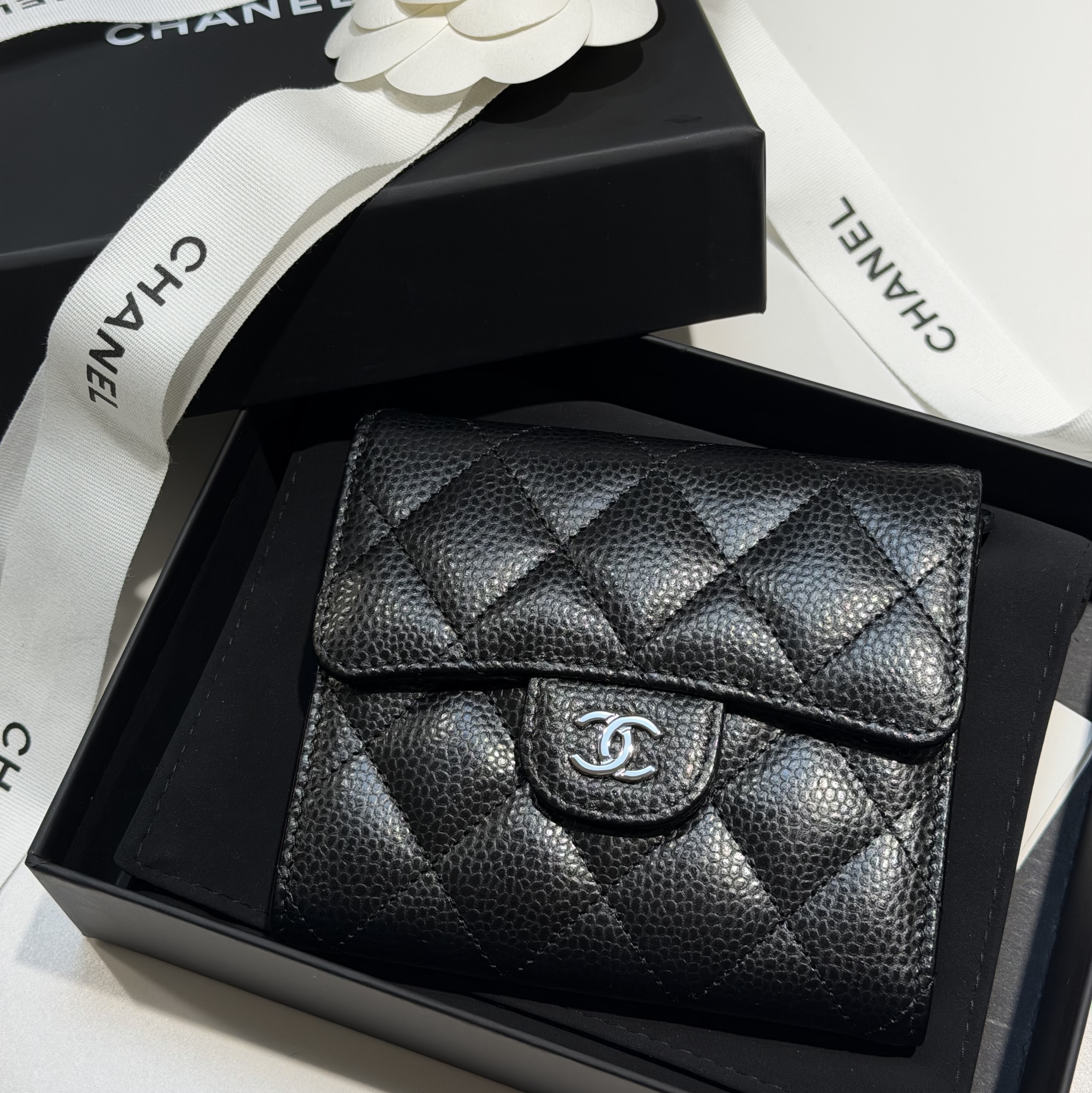 Chanel Small Classic Flap Wallet Grained Calfskin & Silver Black 착용 스타일 - 1