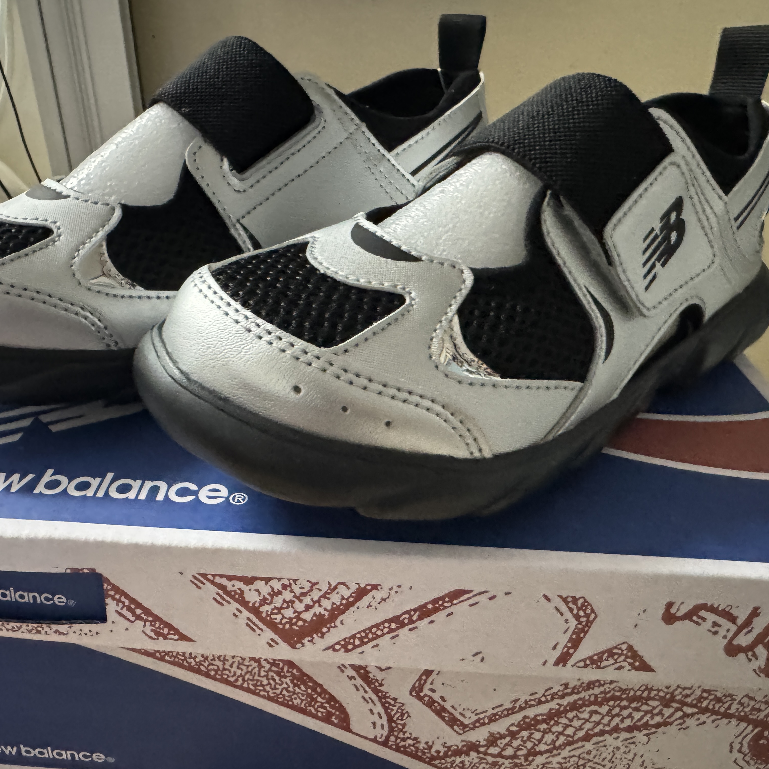 (Kids) New Balance Freedle 920 Sandal Gray 착용 스타일