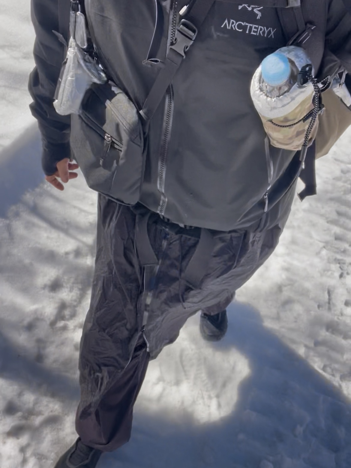 Arc'teryx Beta AR Jacket Black, Arc'teryx Mantis 2 Waistpack Black II 착용 스타일 - 1
