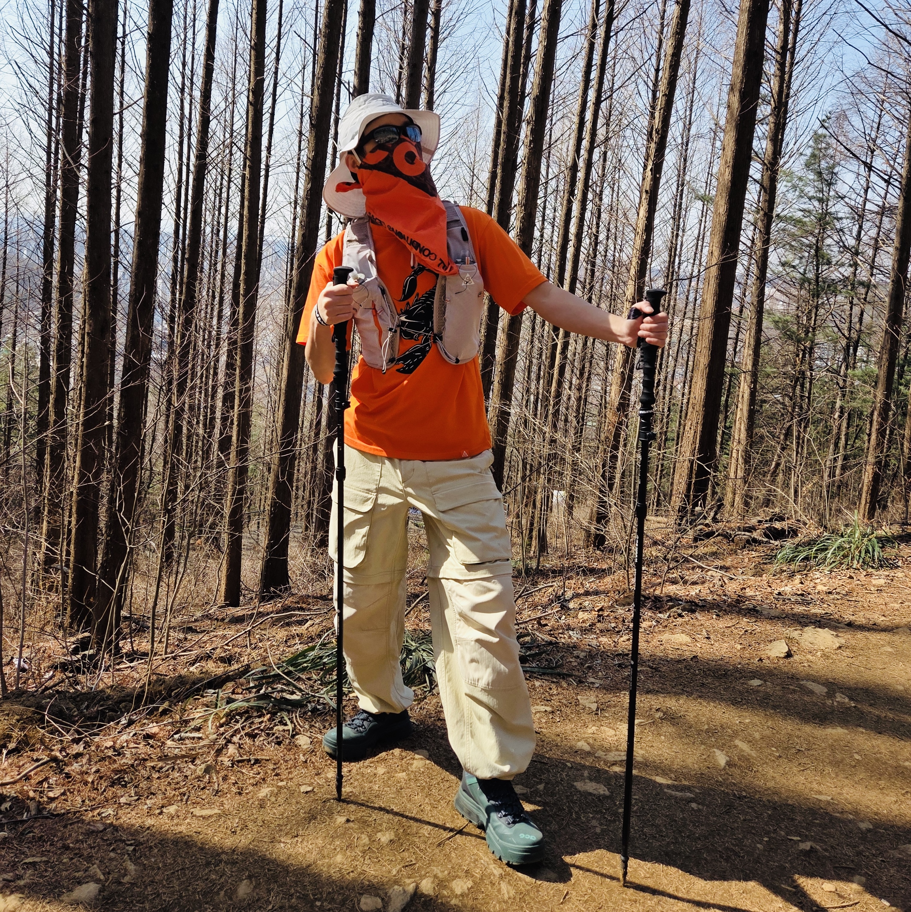 Nike ACG Apex Storm-Fit Bucket Hat Photon Dust, Nike ACG Goat Pack Vest 5L Grey Fog Safety Orange (IQ7354-039) 착용 스타일 - 1