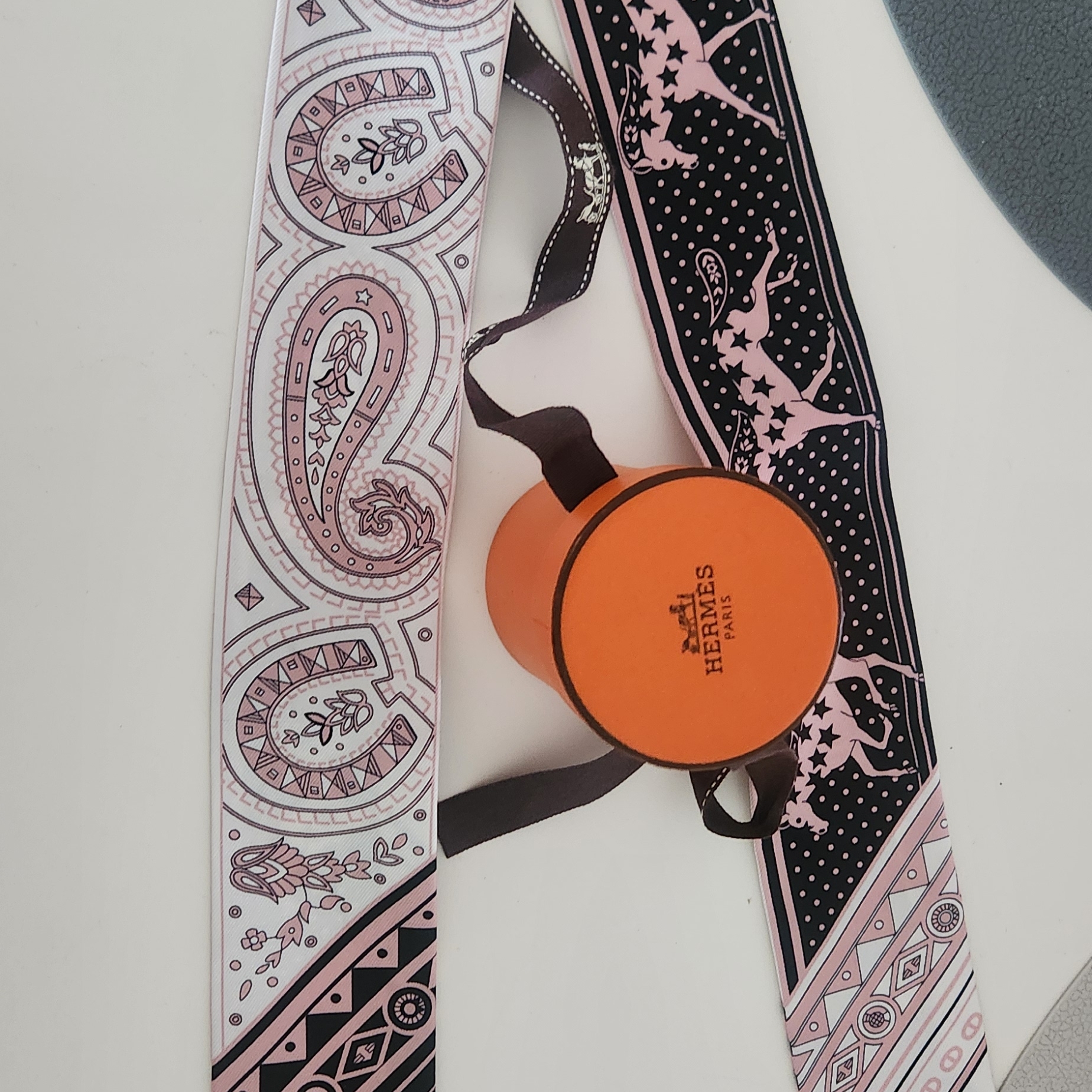 (W) Hermes Cheval De Coeur Bandana Twilly Silk & Noir Blanc Vieux Rose 착용 스타일