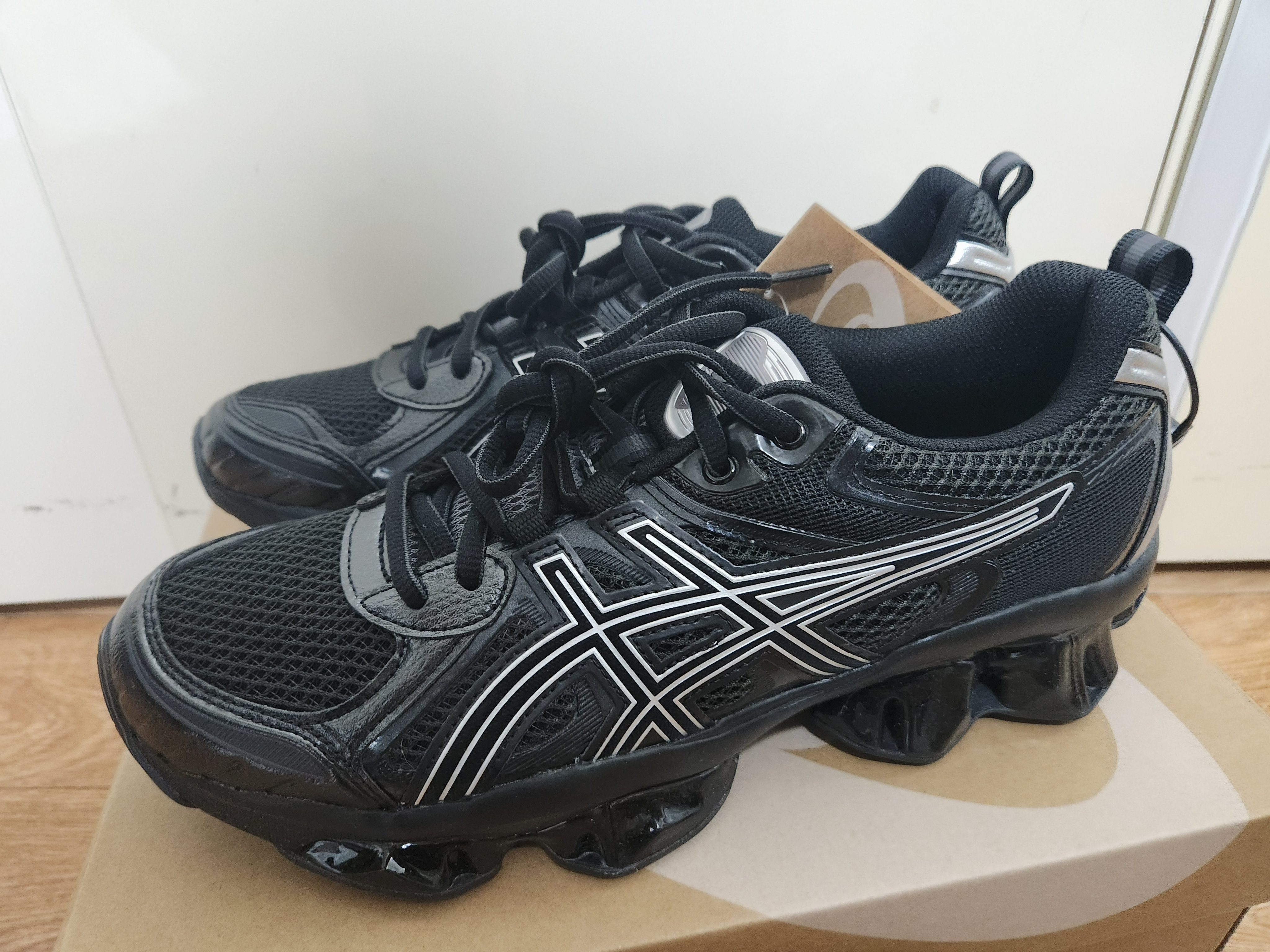 Asics Gel-Quantum Kinetic Graphite Grey Black 착용 스타일