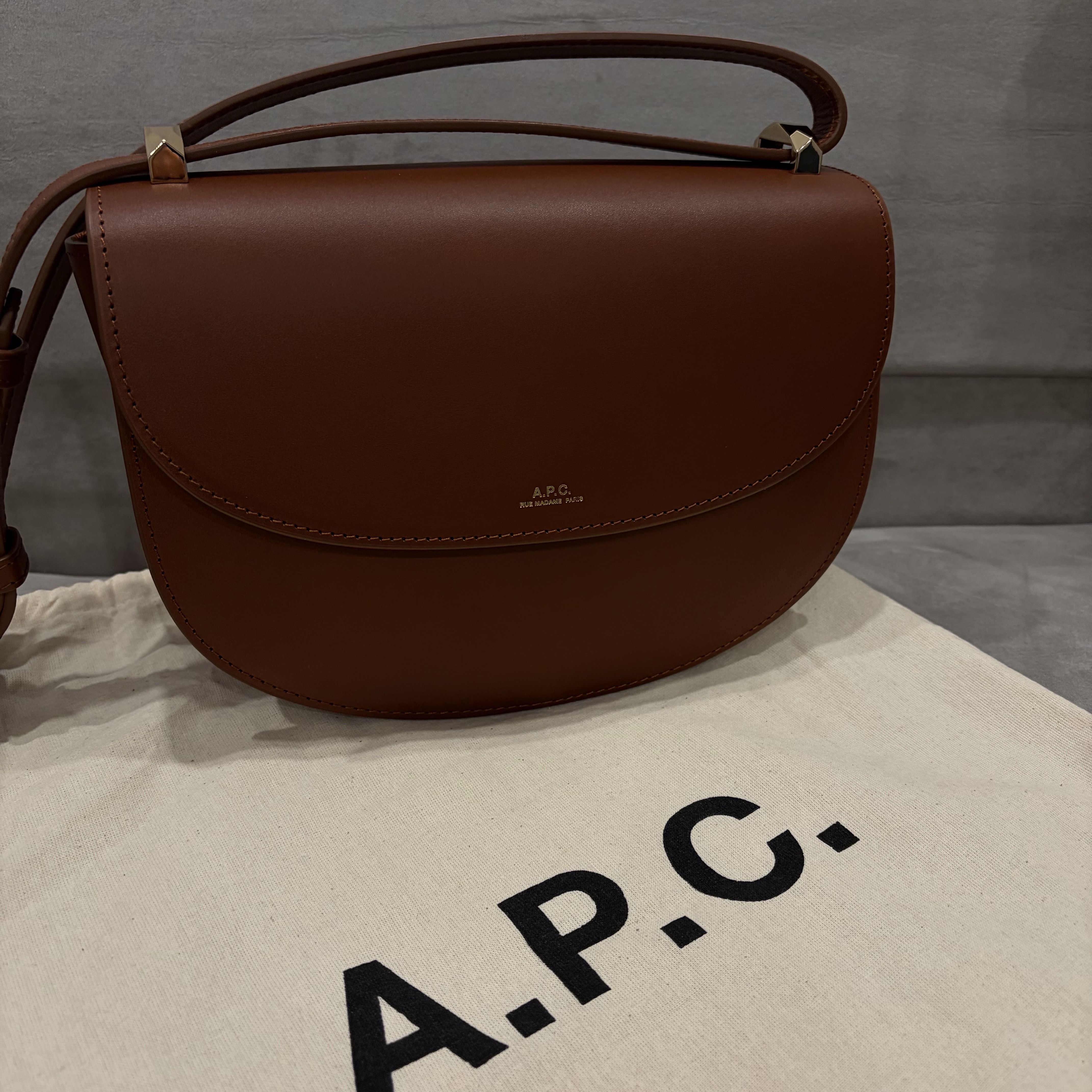A.P.C. Geneve Bag Nut Brown 착용 스타일