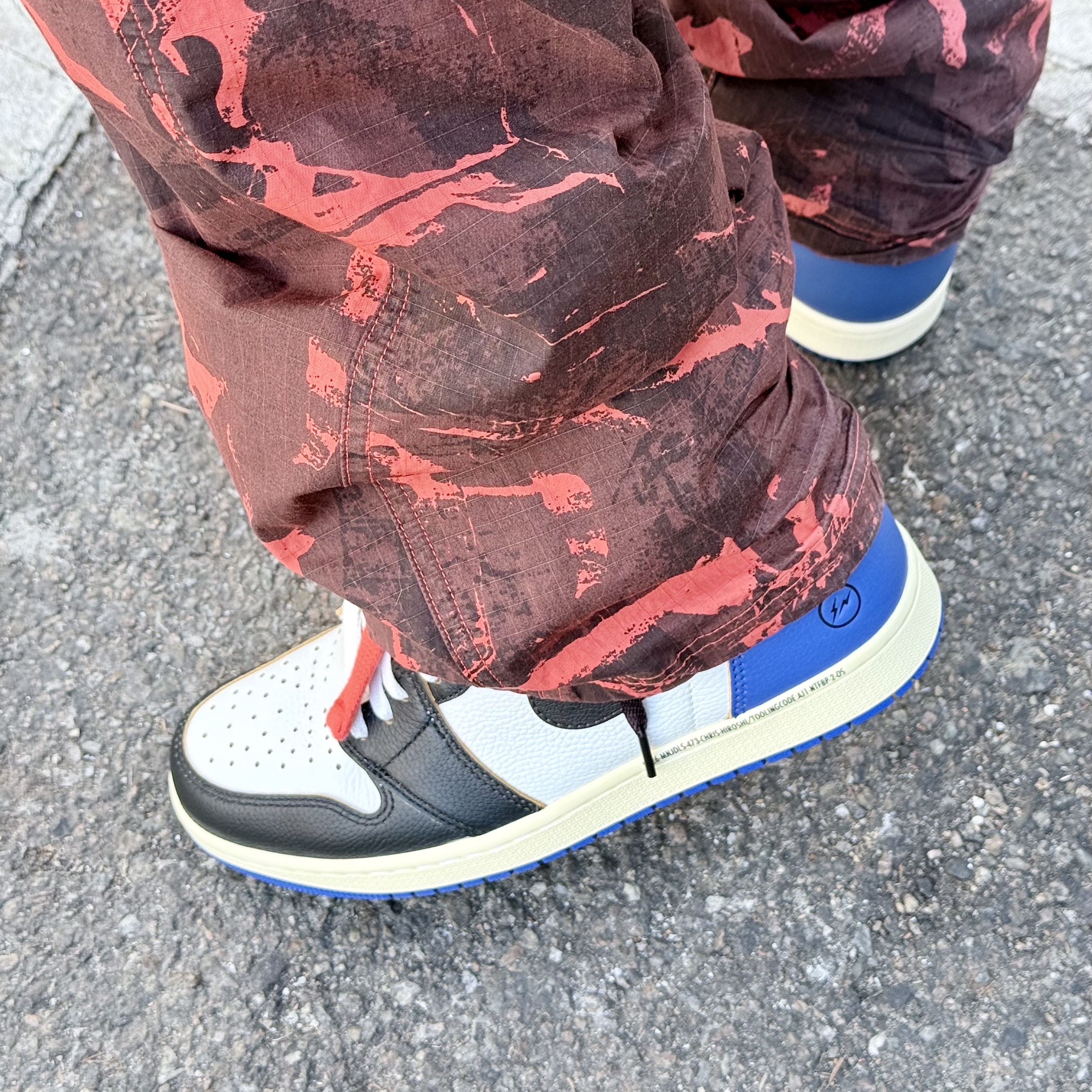 Jordan 1 x Fragment x Union LA Black and Varsity Red 착용 스타일 - 1