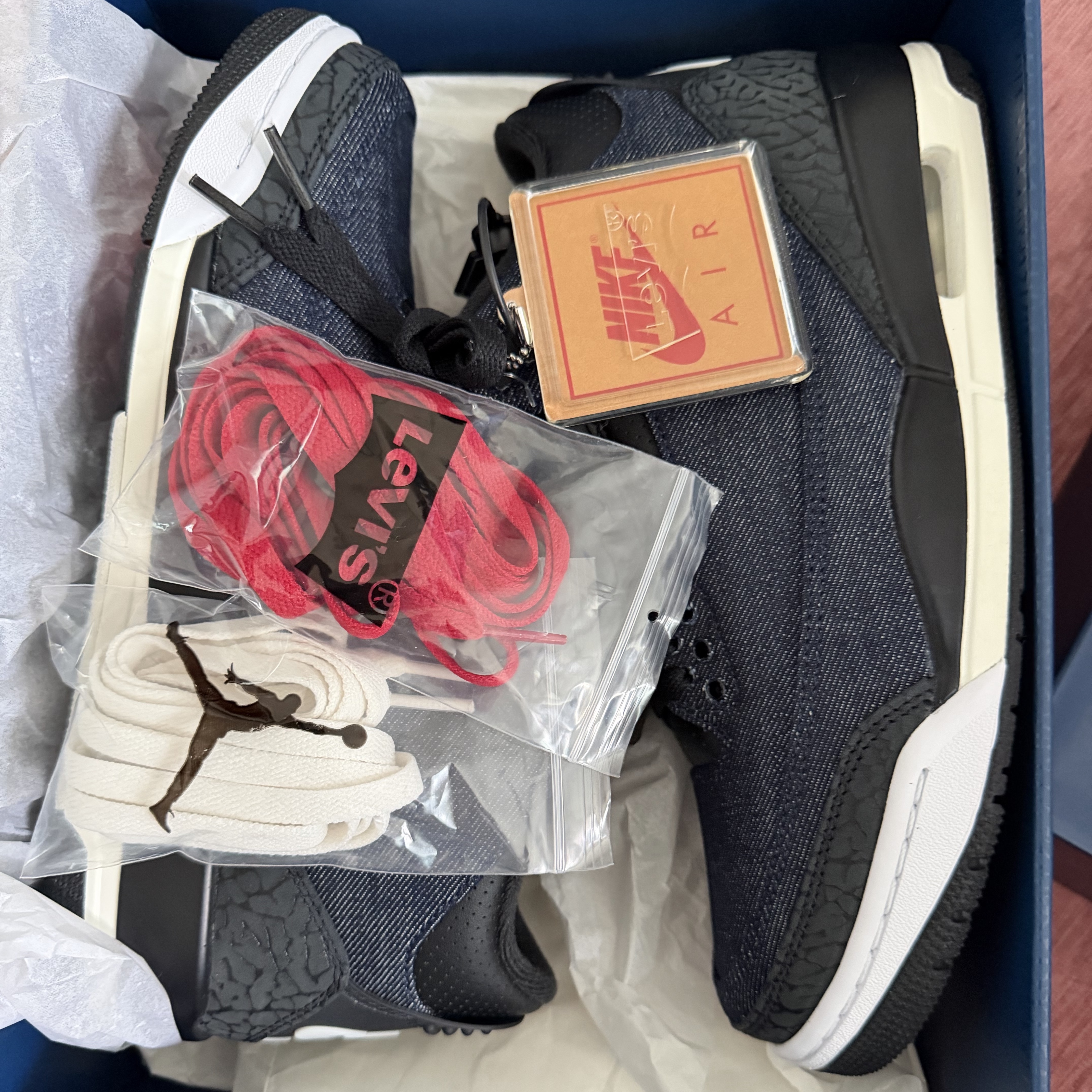 Jordan 3 x Levi’s Indigo and Gym Red 착용 스타일 - 1