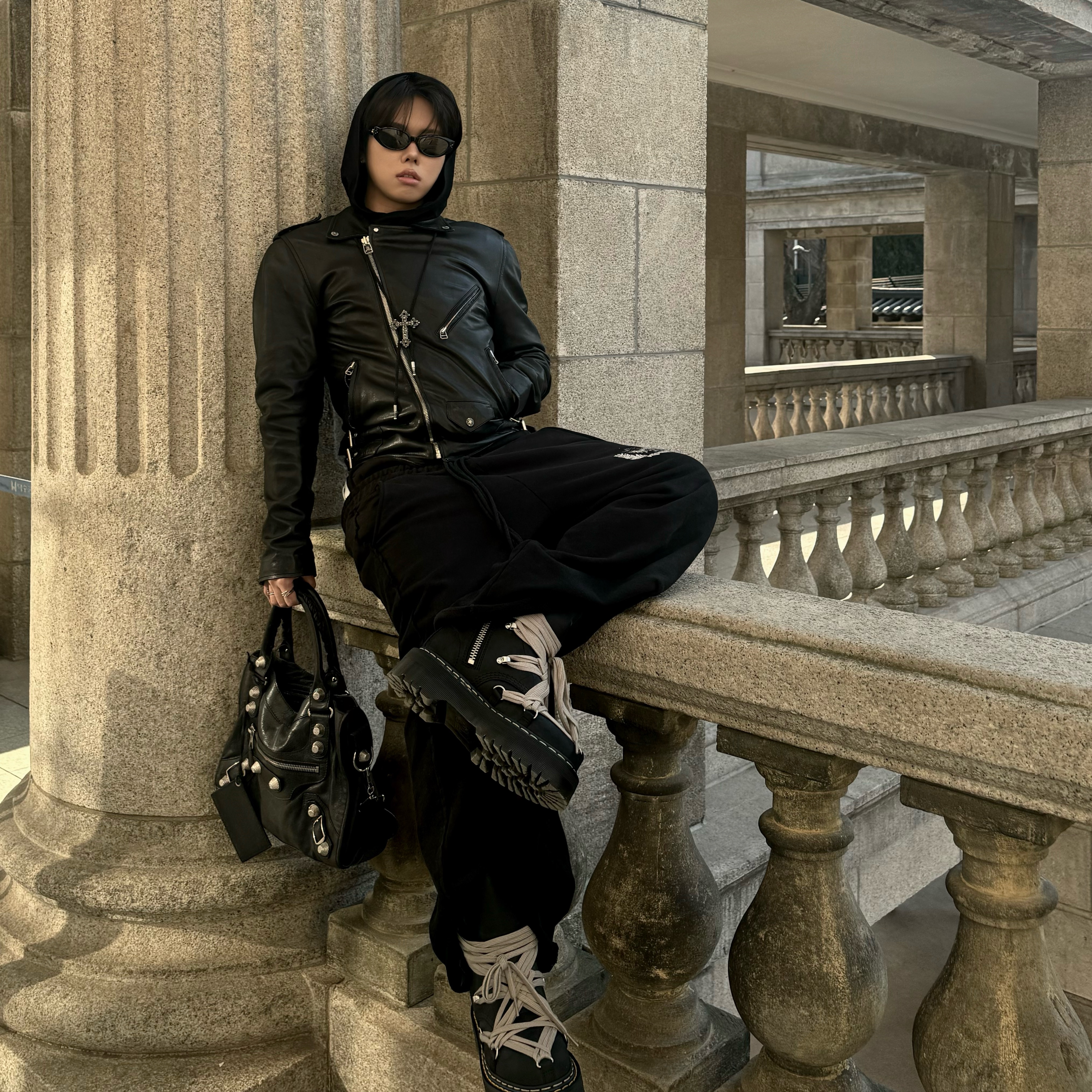 Gentle Monster Dada 01 Black, Dr. Martens x Rick Owens 1460 Quad Sole Mega Lace Boots Black 착용 스타일 - 1