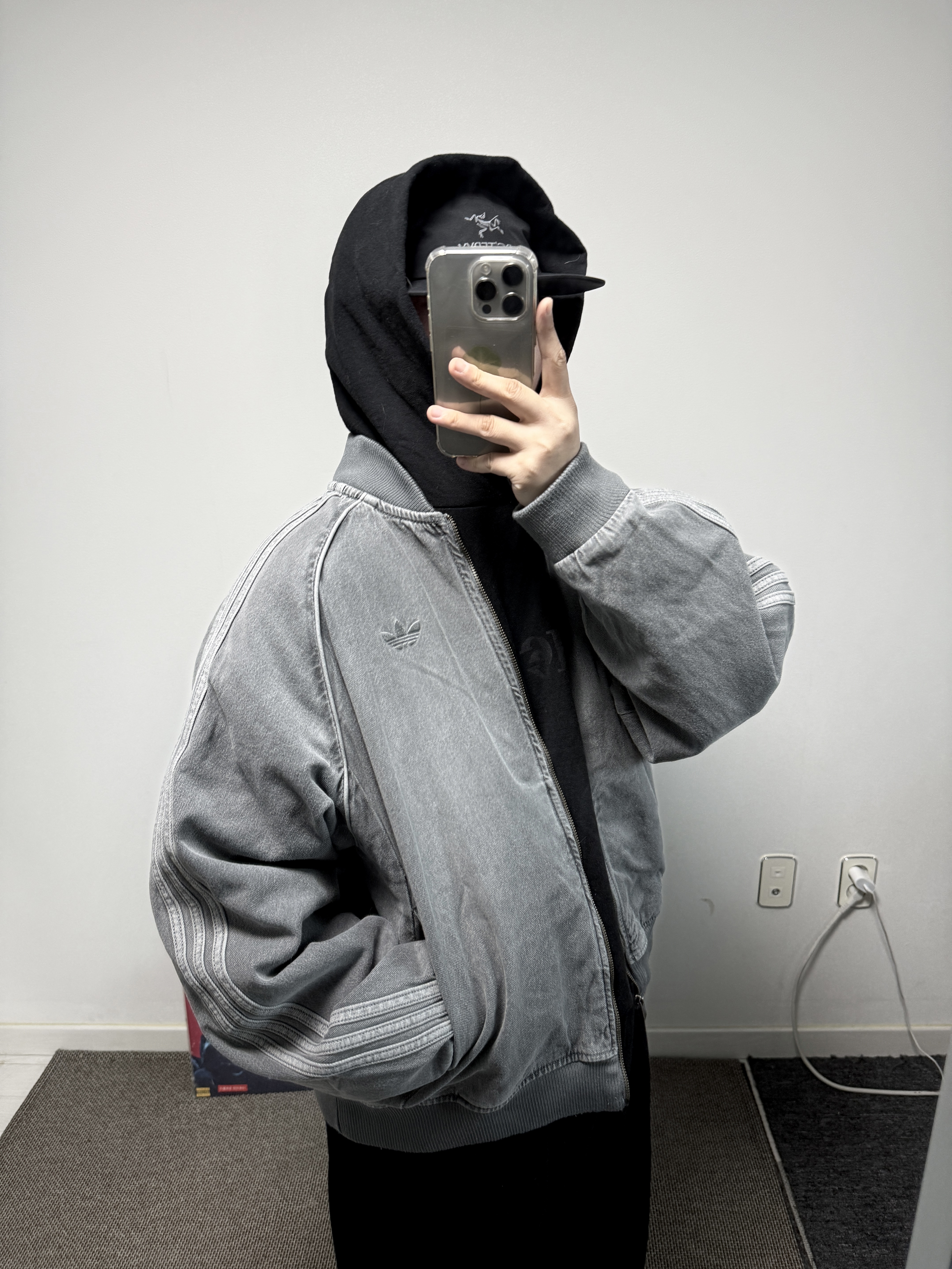 Adidas SST Adicolor Loose SST Denim Black Wash Jacket Denim - KR Sizing, Arc'teryx Gore 5 Panel Cap Black 착용 스타일 - 1