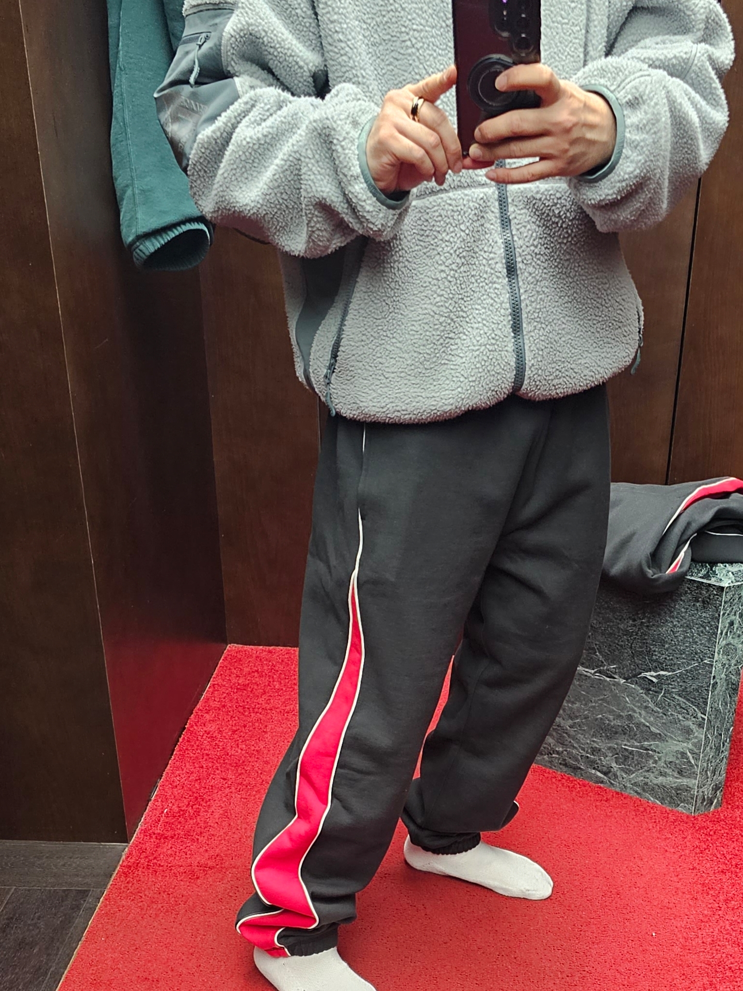Palace Courtside 1/4 Zip Black Truest Red - 26SS, Palace Courtside Jogger Black Truest Red - 26SS 착용 스타일 - 3