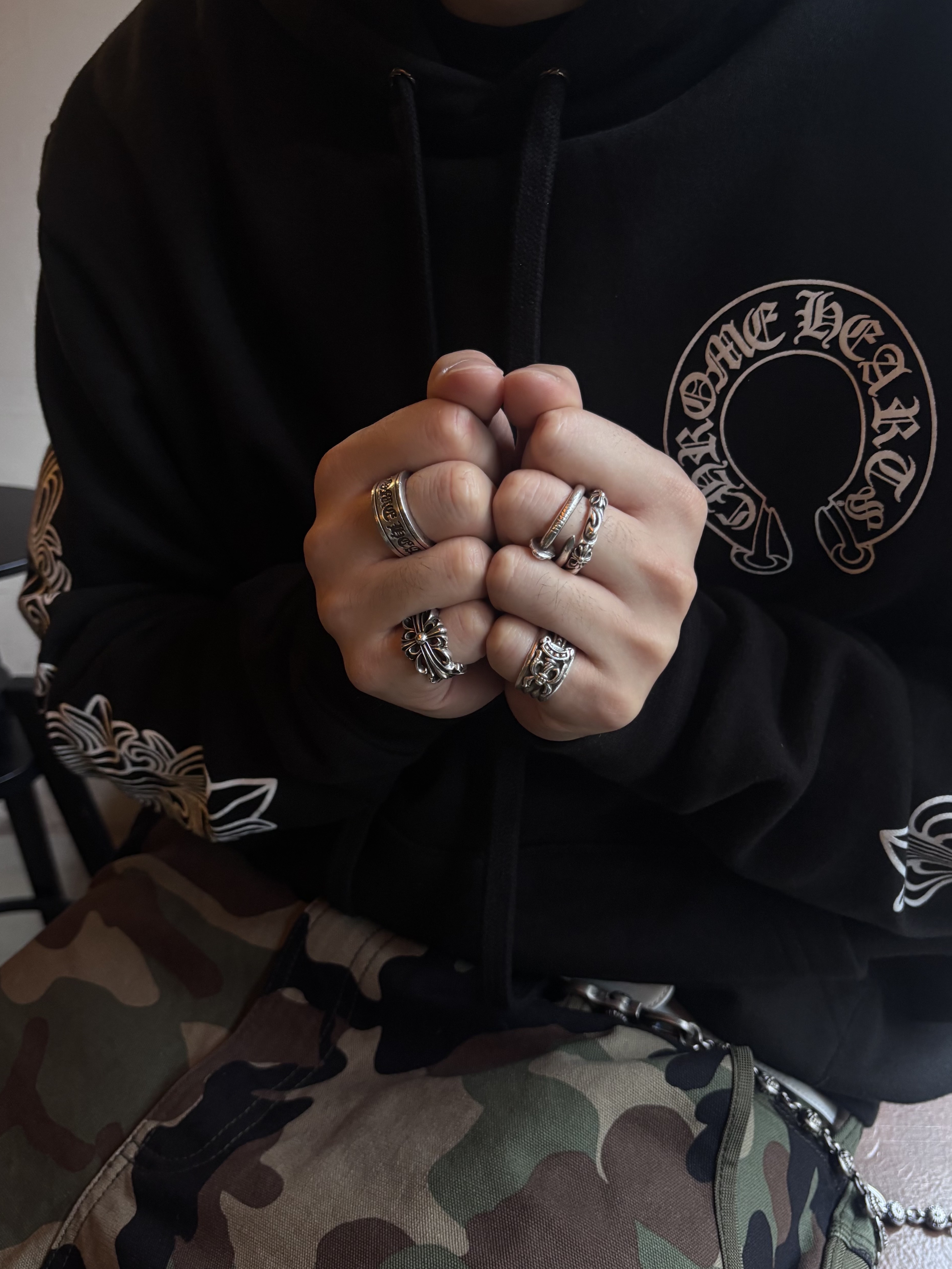 Chrome Hearts Horseshoe Floral Hoodie Black, Stussy Utility Pants Woodland Camo 착용 스타일 - 7