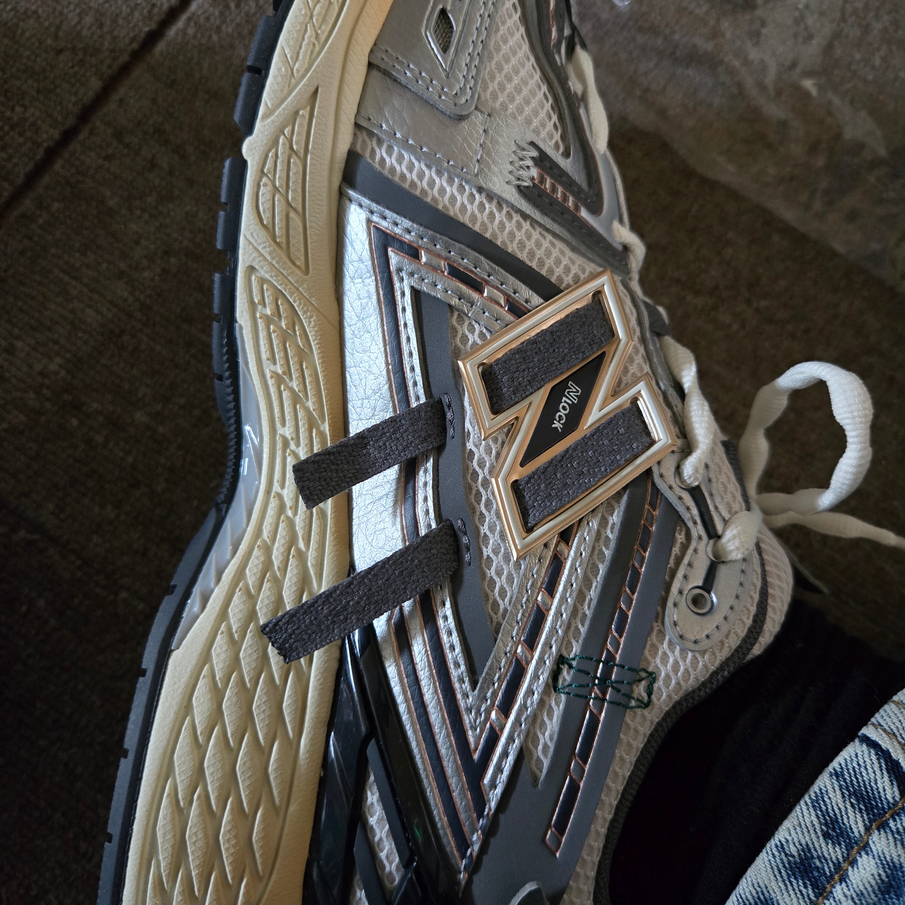 New Balance 1906A Silver Metallic Castlerock 착용 스타일 - 9
