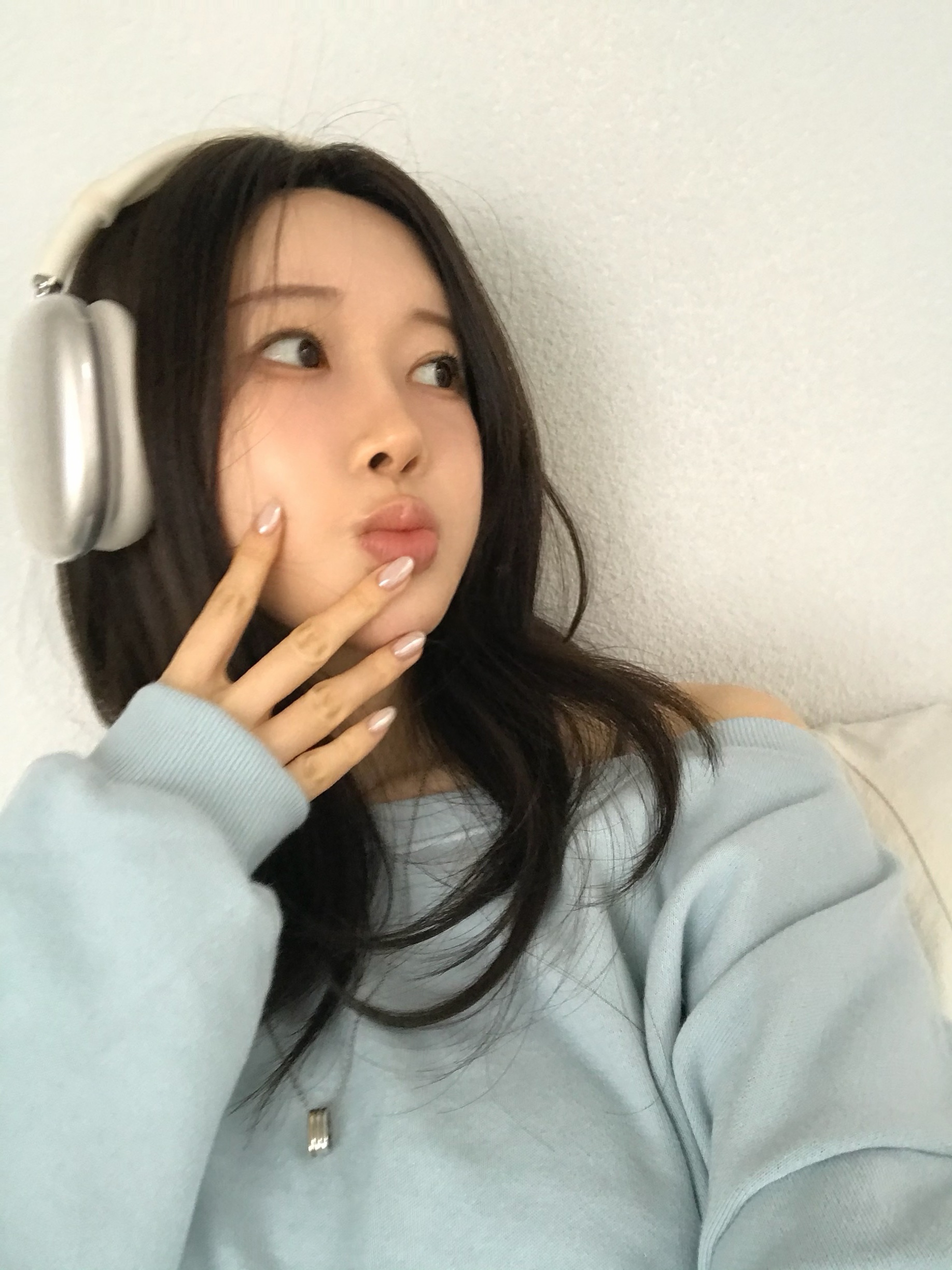 Apple AirPods Max USB C Starlight (Korean Ver.) 착용 스타일