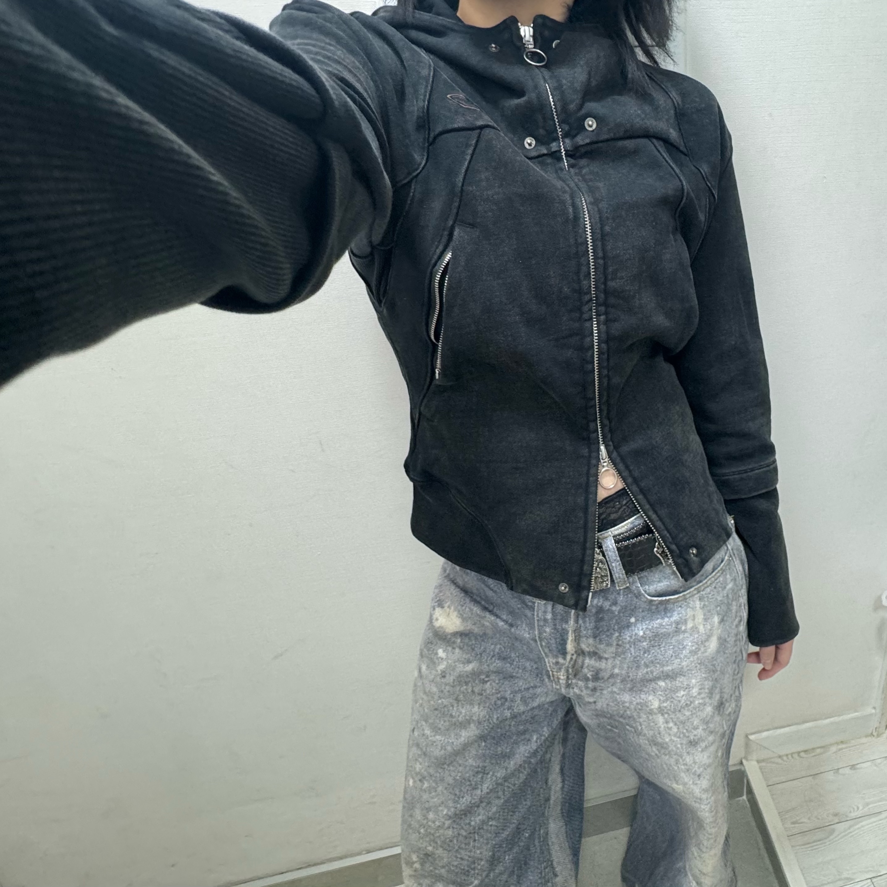 (W) Mischief Rhombus Punching Hoodie Zip Up Washed Black 착용 스타일 - 1