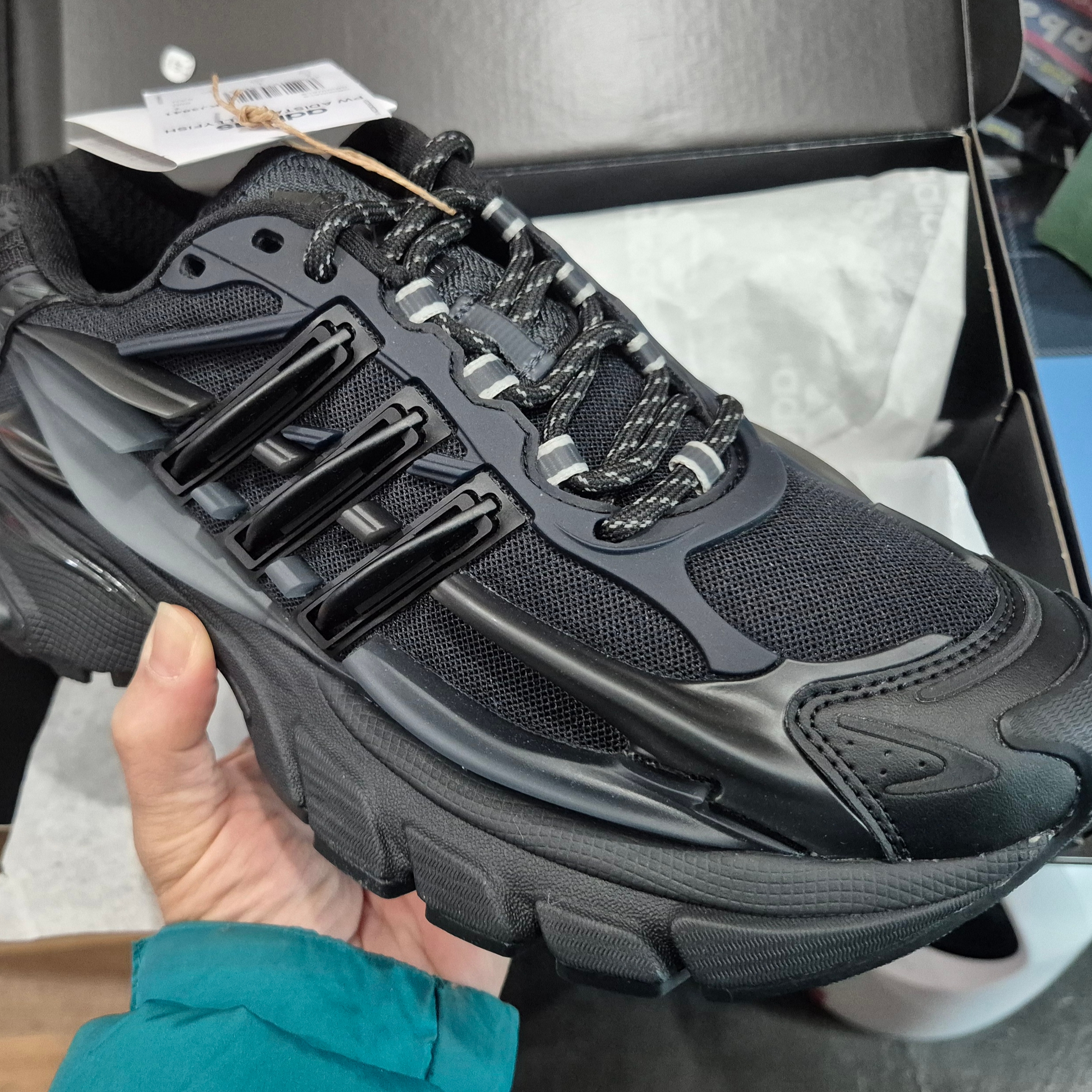 Adidas x Pharrell Williams Virginia Adistar Jellyfish Triple Black 착용 스타일 - 1