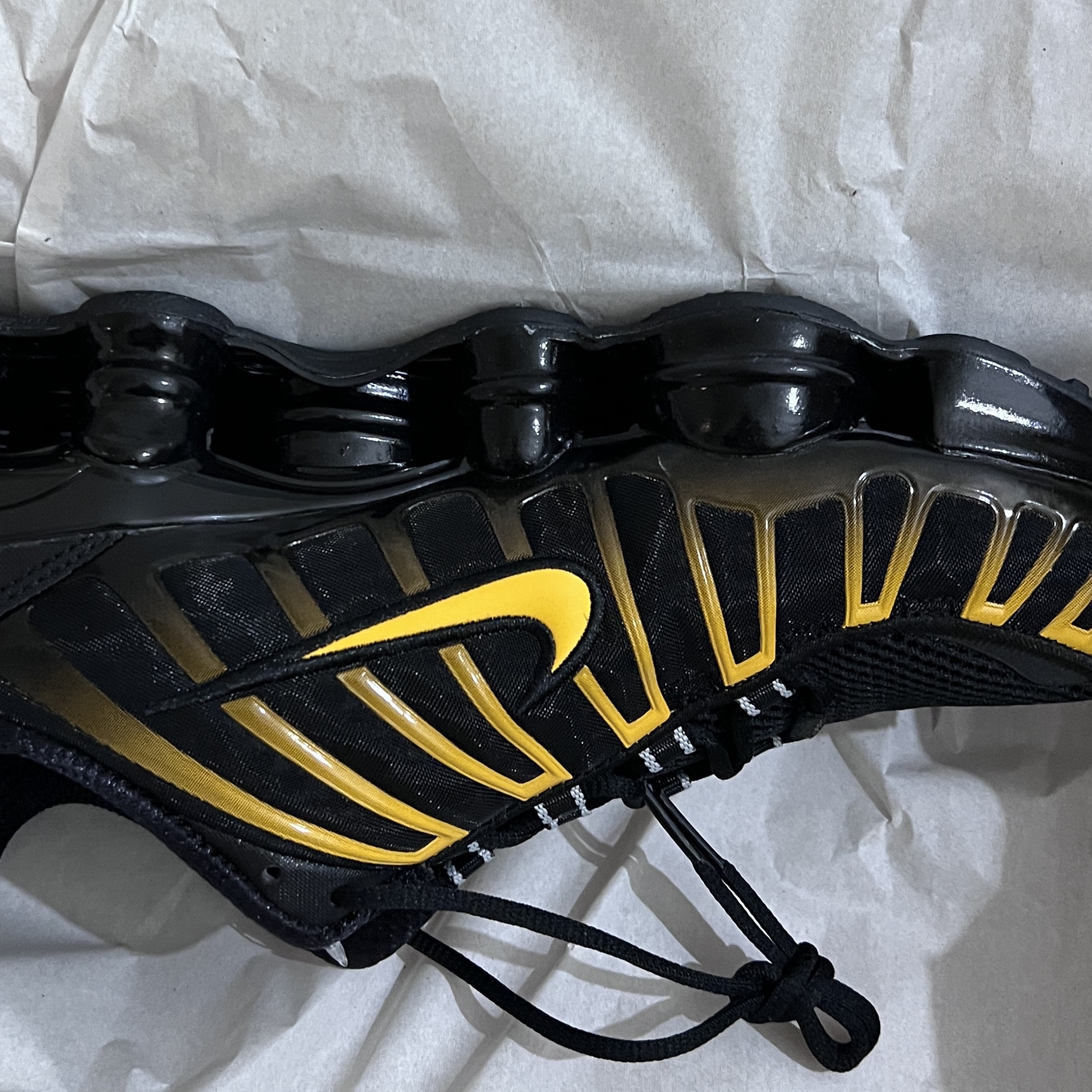 Nike Shox TL Black University Gold 착용 스타일
