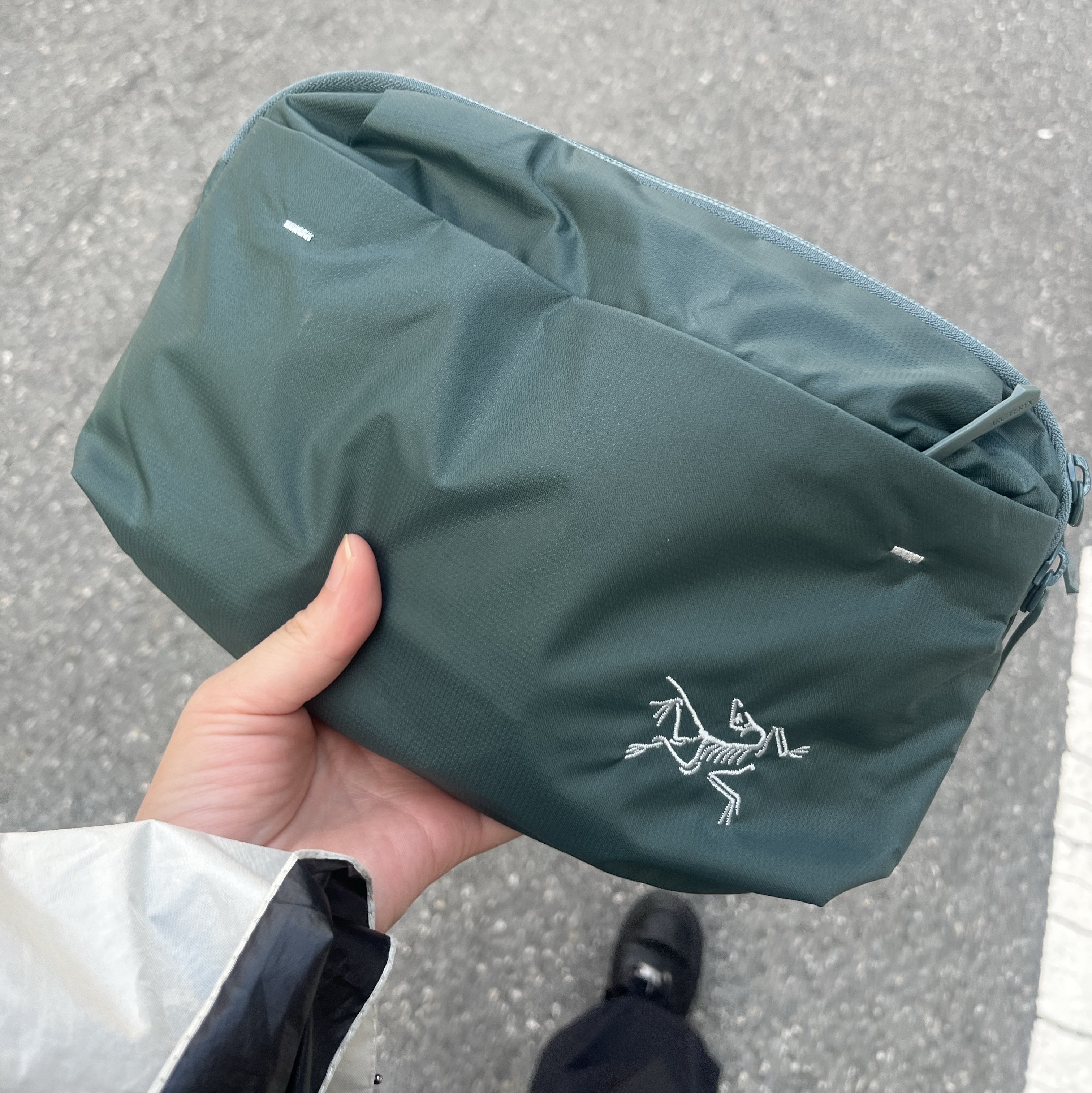 Arc'teryx Heliad 6 Crossbody Bag Boxcar 착용 스타일
