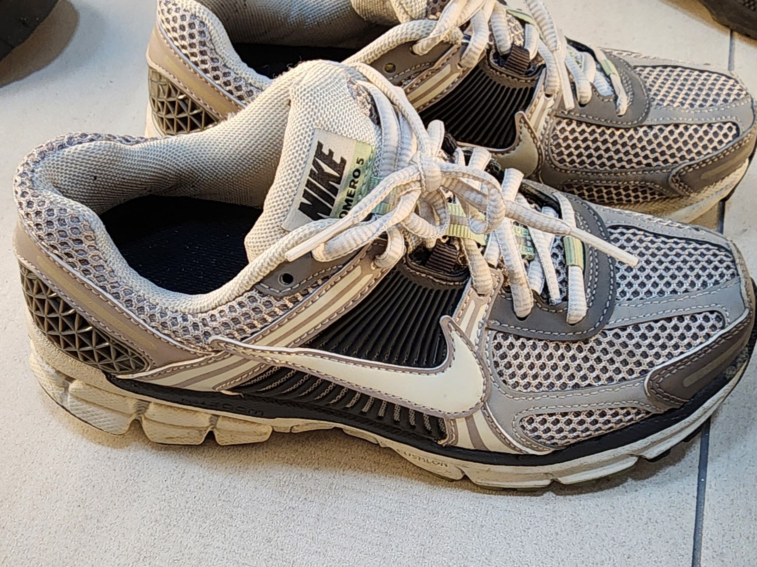 (W) Nike Zoom Vomero 5 Cobblestone and Flat Pewter 착용 스타일