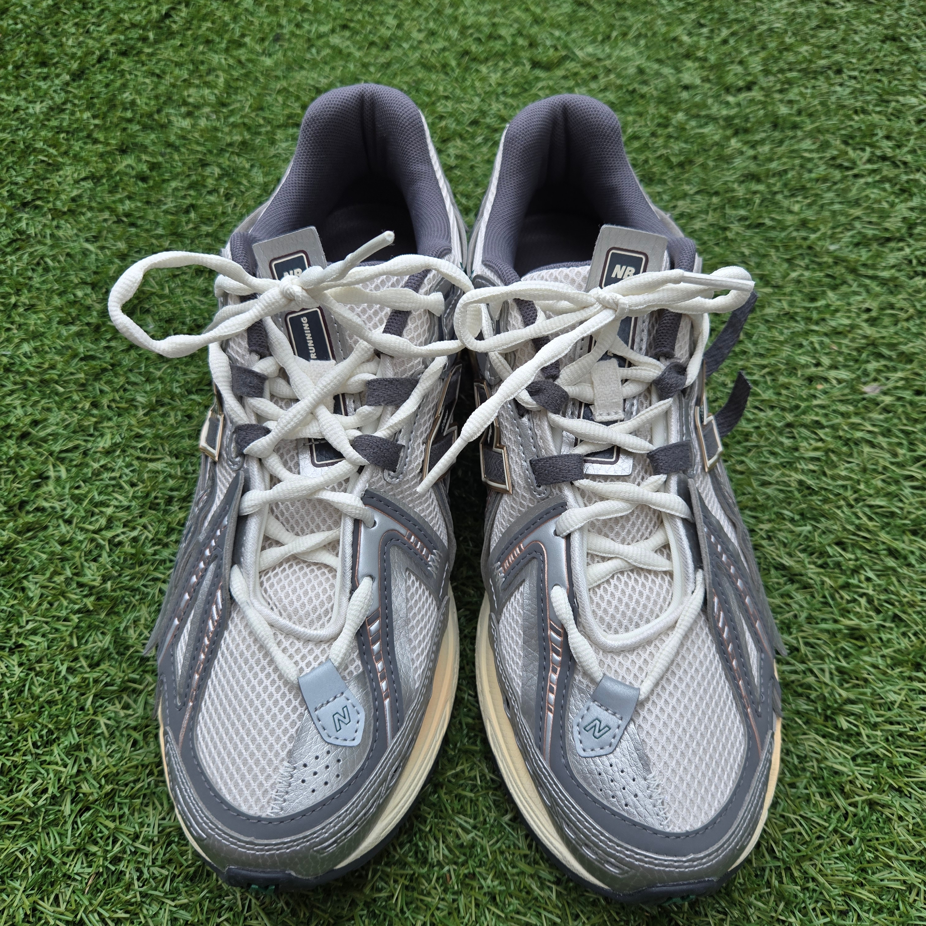 New Balance 1906A Silver Metallic Castlerock 착용 스타일 - 6