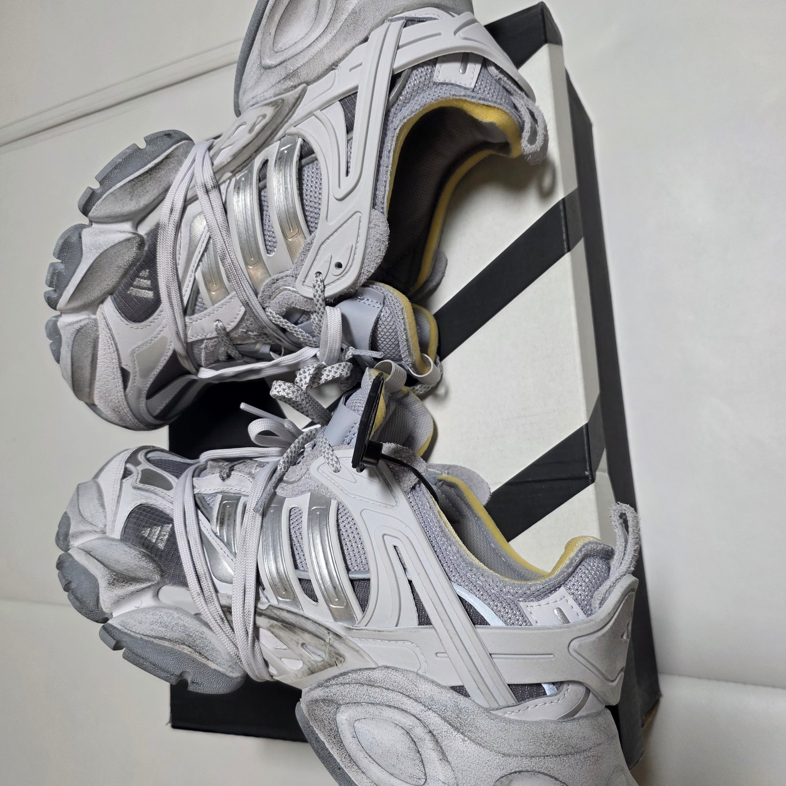 Adidas XLG Runner Deluxe Grey Silver Metallic 착용 스타일 - 3