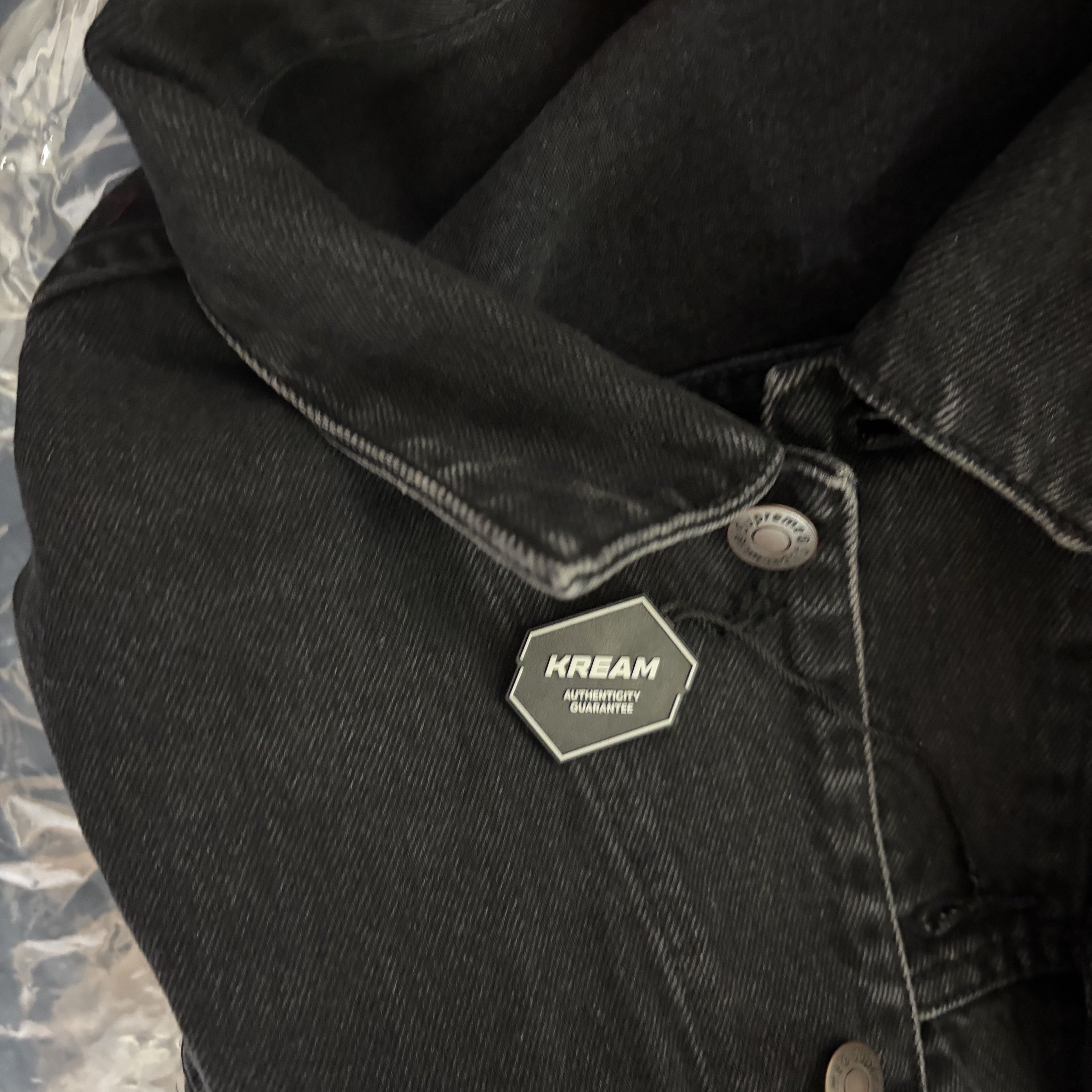 Supreme Denim Trucker Jacket Black - 25SS 착용 스타일 - 3