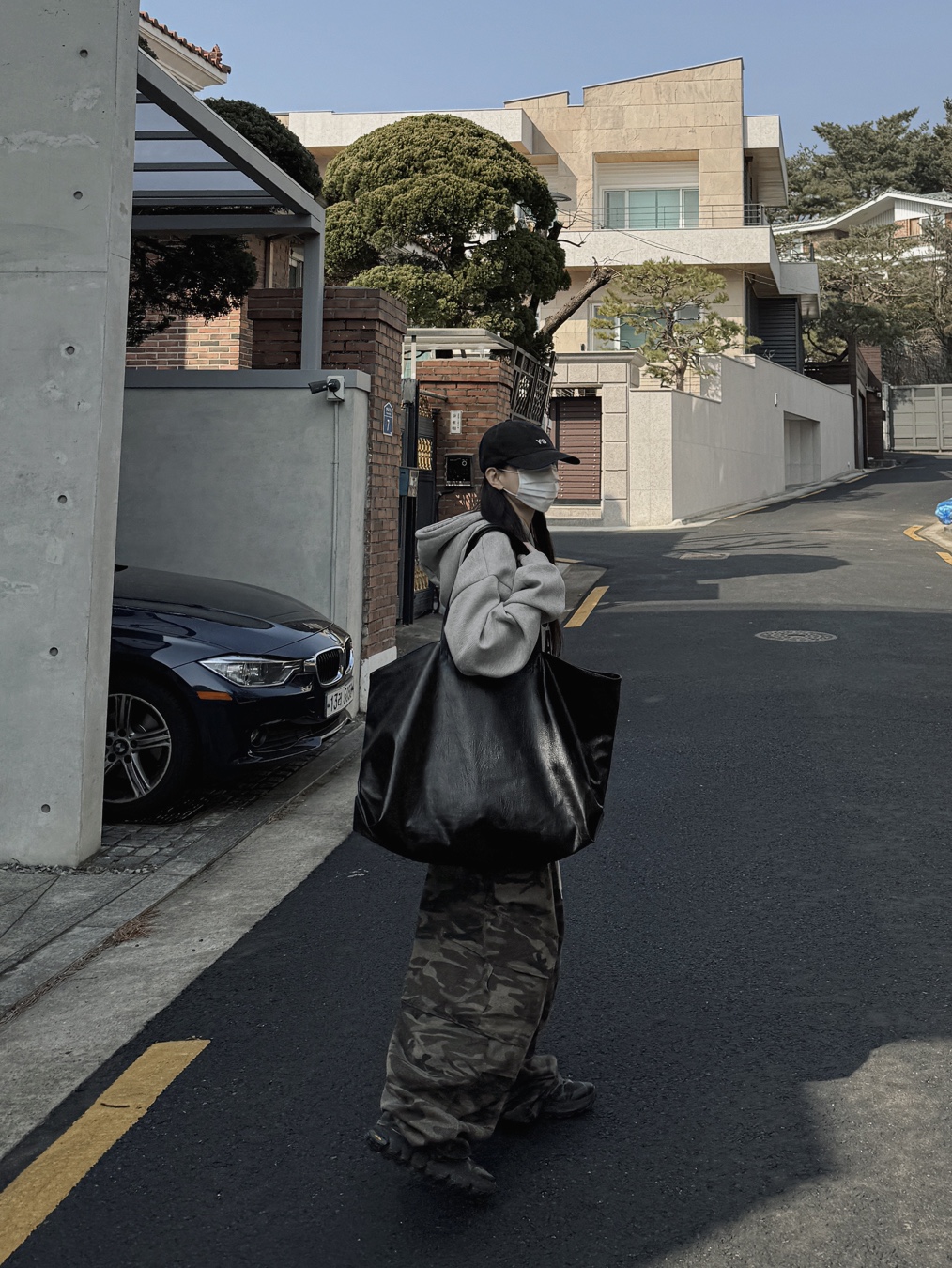 Y-3 Dad Cap Black, Oakley Light Breathe Triple Black 착용 스타일 - 1