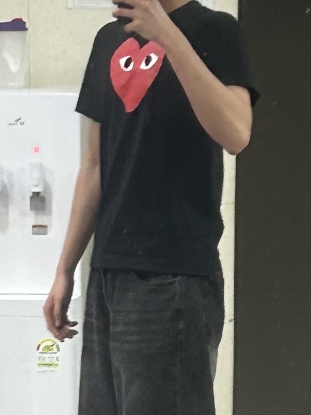Play Comme des Garcons Red Heart T-Shirt Black 착용 스타일 - 2