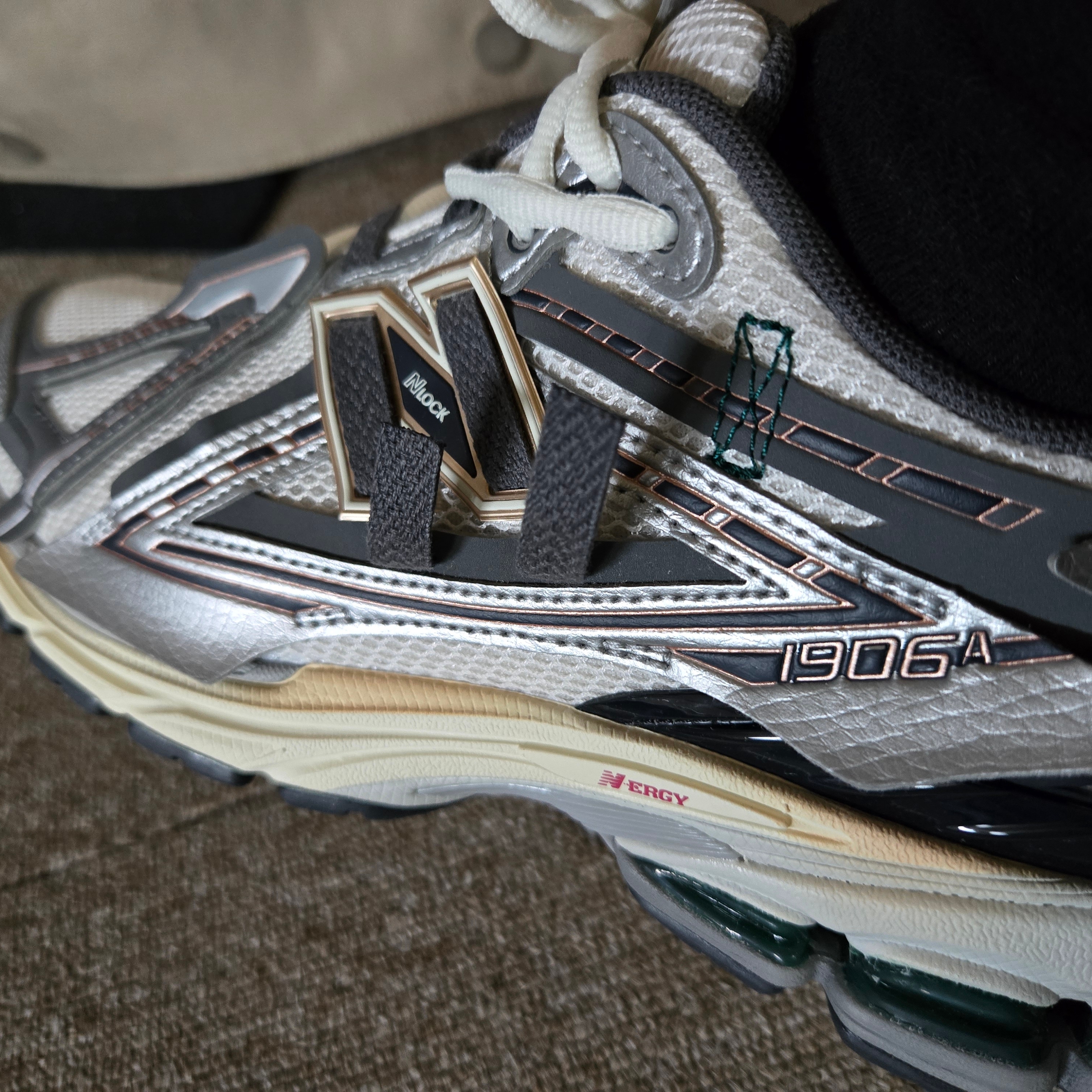 New Balance 1906A Silver Metallic Castlerock 착용 스타일 - 7