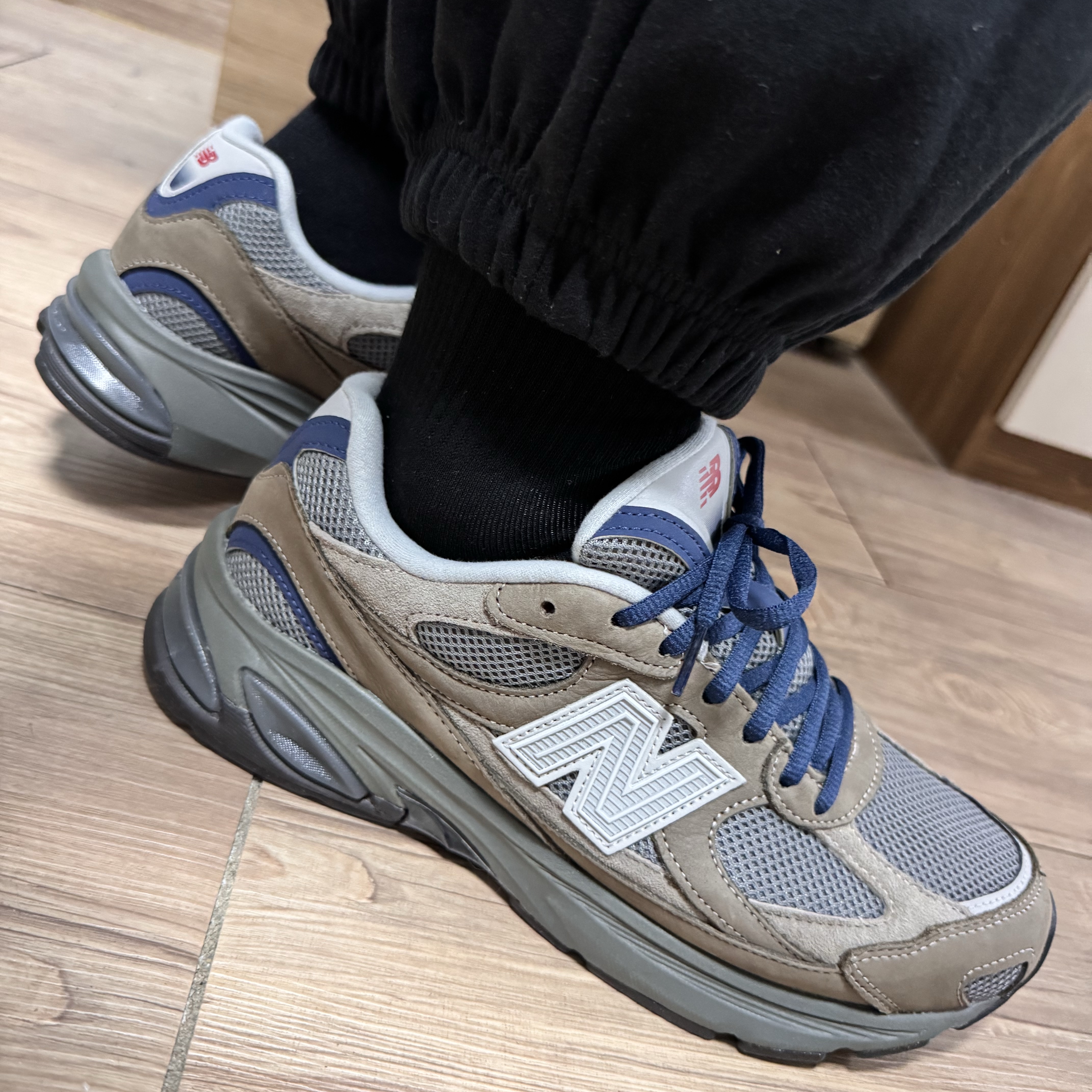 New Balance x Khakis 2010 Abzorb Shadow Brown 착용 스타일 - 2