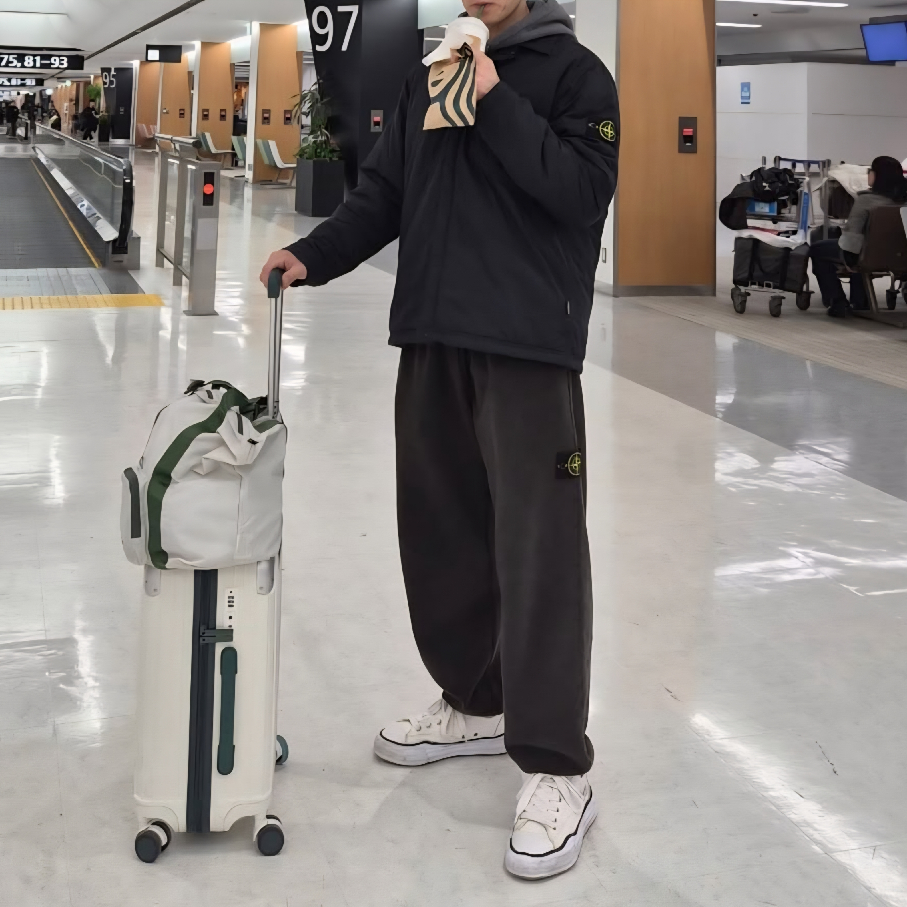 Maison Mihara Yasuhiro Peterson OG Sole Canvas Low Sneakers White, Stone Island 6200004 Brushed Organic Cotton Fleece Loose Fit Joggers with Pockets and Elasticated Cuffs Military Green - 25FW 착용 스타일