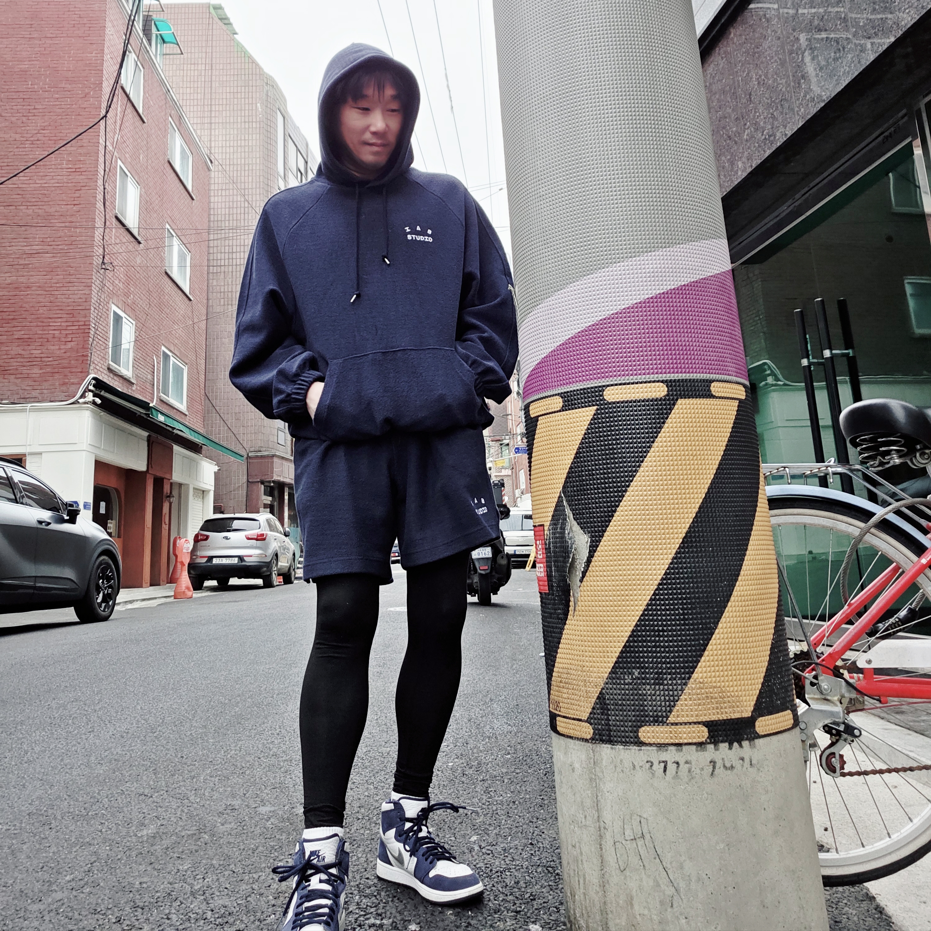 IAB Studio Herringbone Shorts Navy White, IAB Studio Herringbone Hoodie Navy White 착용 스타일 - 1