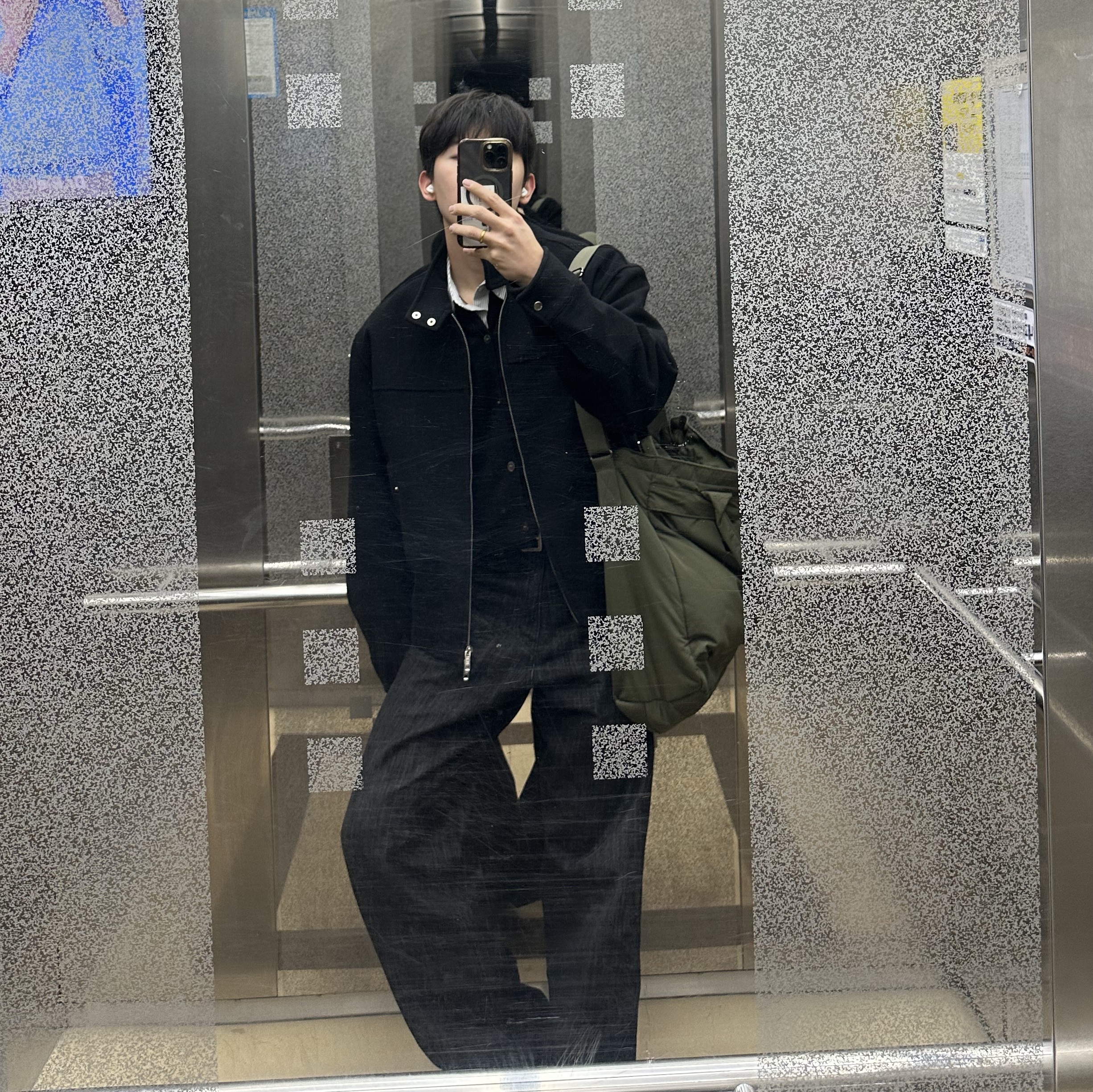 Uniqlo 2-Way Utility Bag Olive 착용 스타일