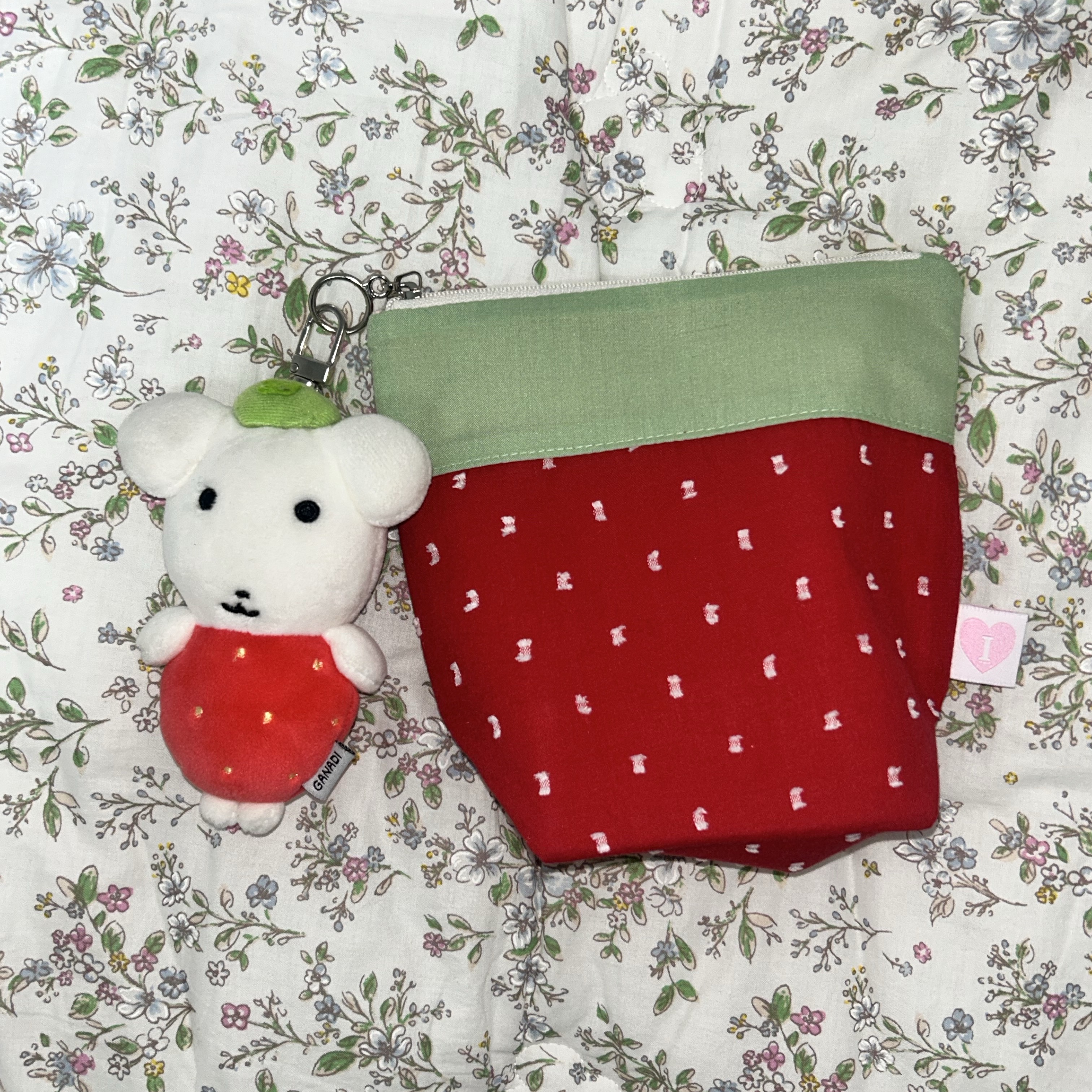 [KREAM 단독]  Isummerly Love Berry Pouch Red 착용 스타일