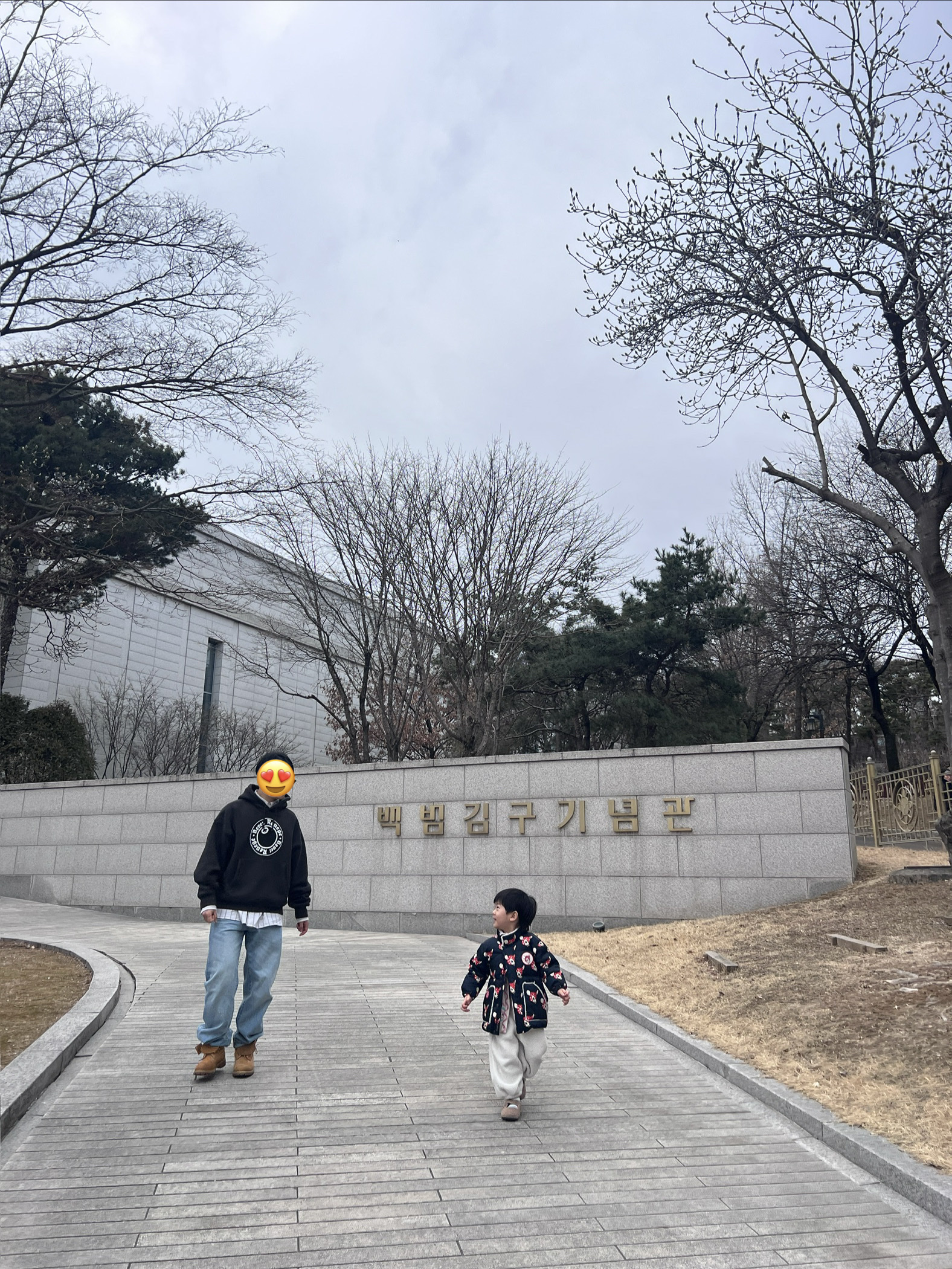 Stussy x Denim Tears Graphic Hoodie Black, Levi's x END. 568 Stay Loose Jeans Indigo 착용 스타일 - 1