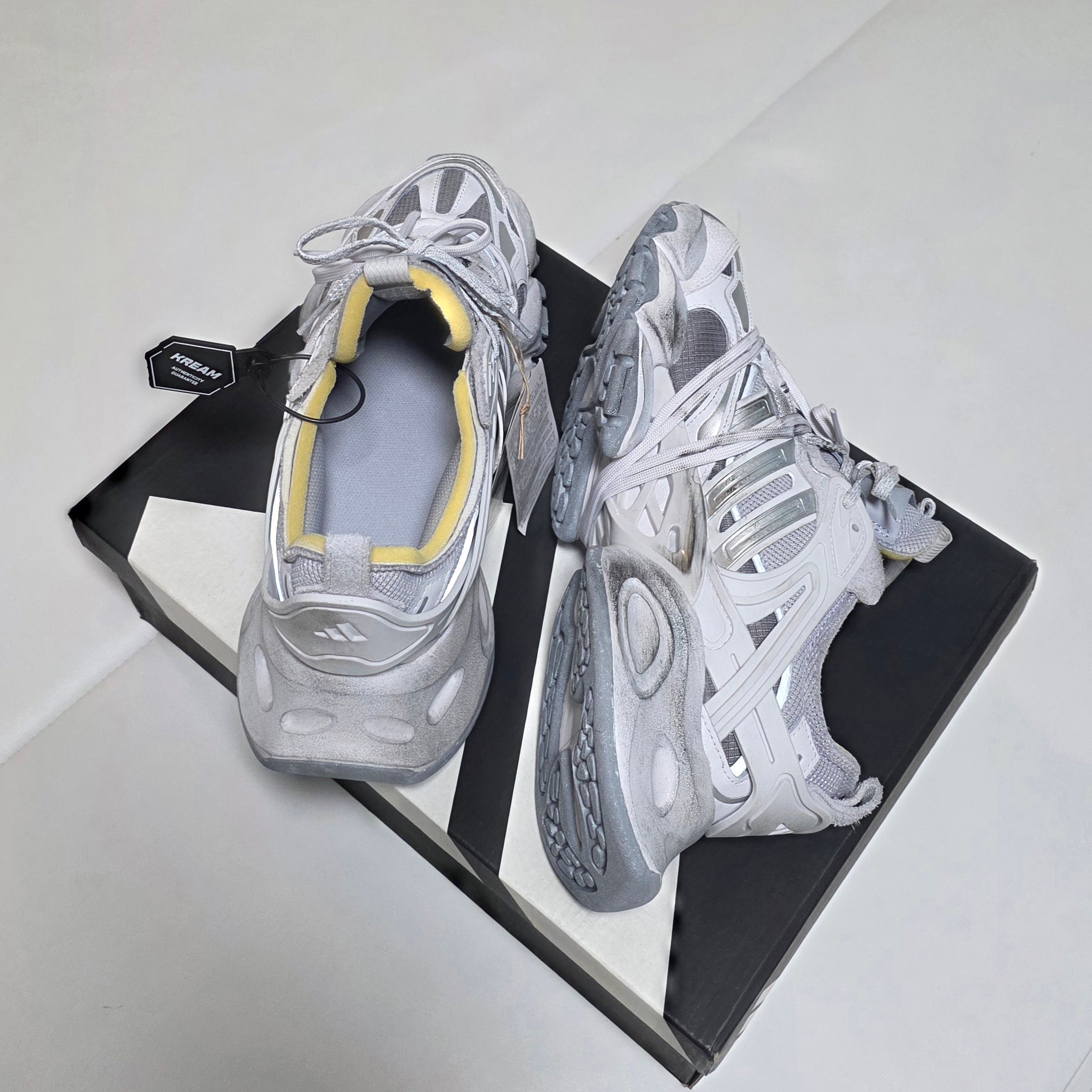 Adidas XLG Runner Deluxe Grey Silver Metallic 착용 스타일 - 4