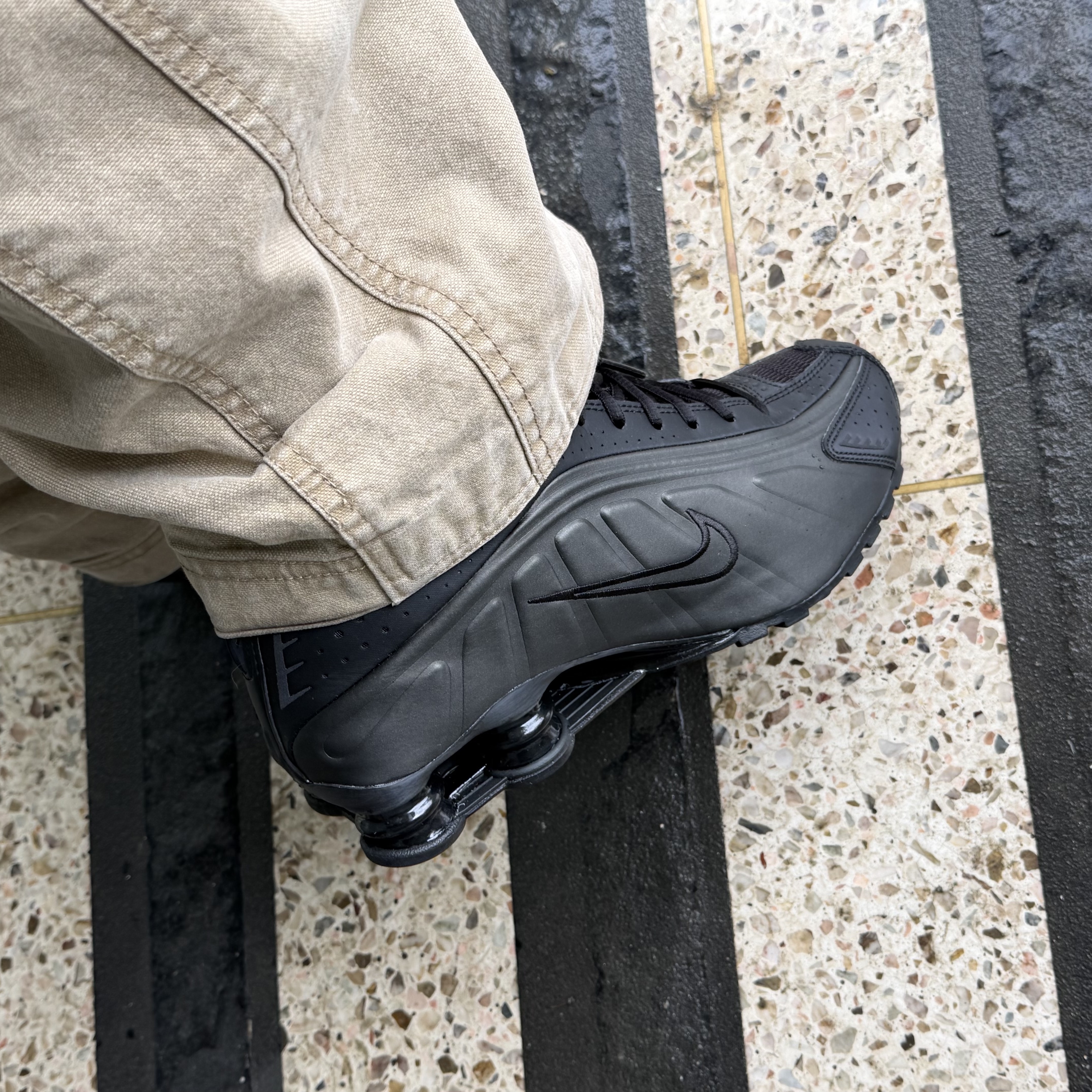 Nike Shox R4 Black Bright Crimson 착용 스타일 - 2
