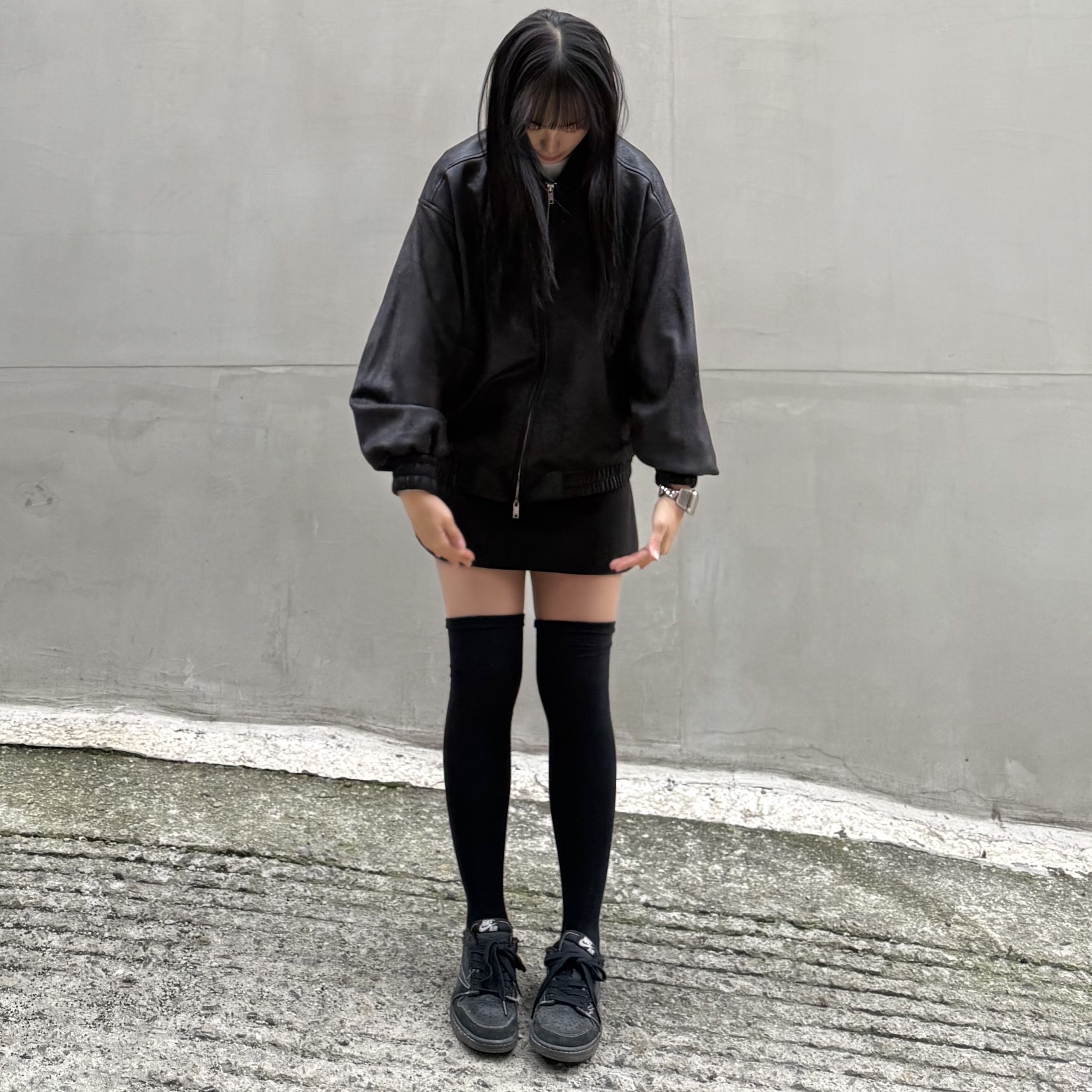 Jordan 1 x Travis Scott Retro Low OG SP Black Phantom 착용 스타일 - 2