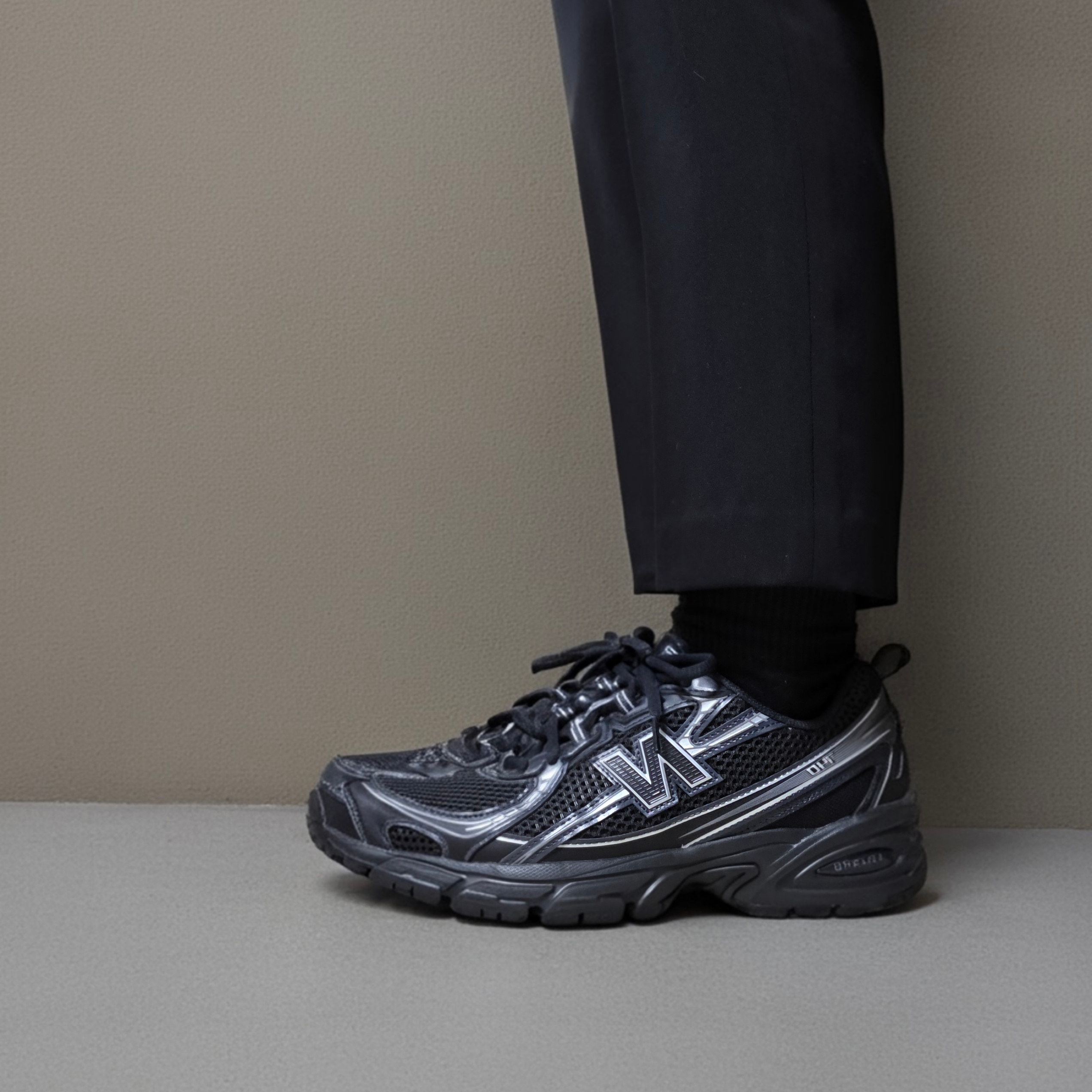 New Balance 740v2 Black Silver Metallic 착용 스타일