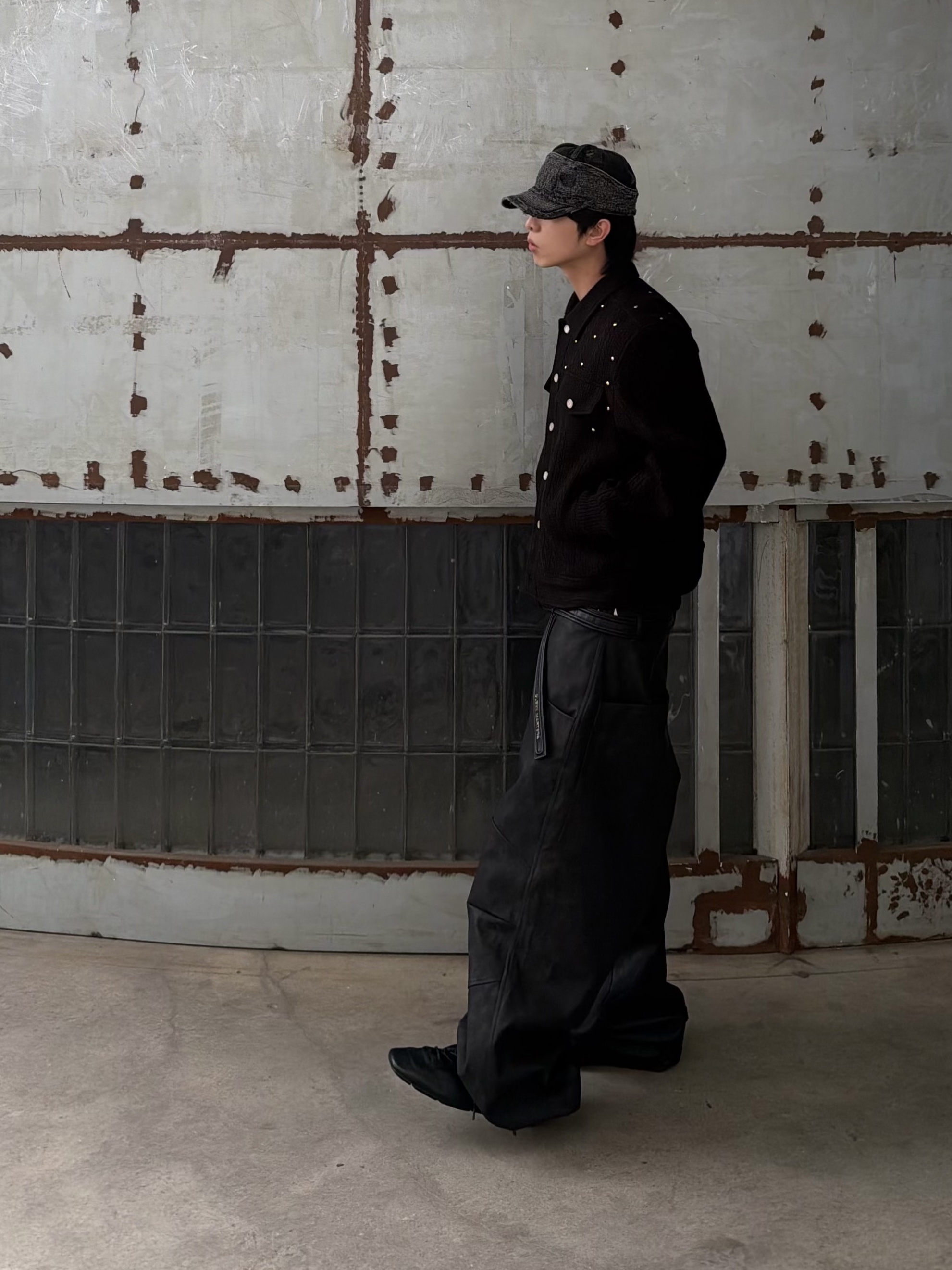 Kapital 11.5 oz. Black Denim The Old Man And The Sea Cap Crash Remake Black, MJD x Koin Seoul 3D Knee Eco Leather Pants Black 착용 스타일 - 5