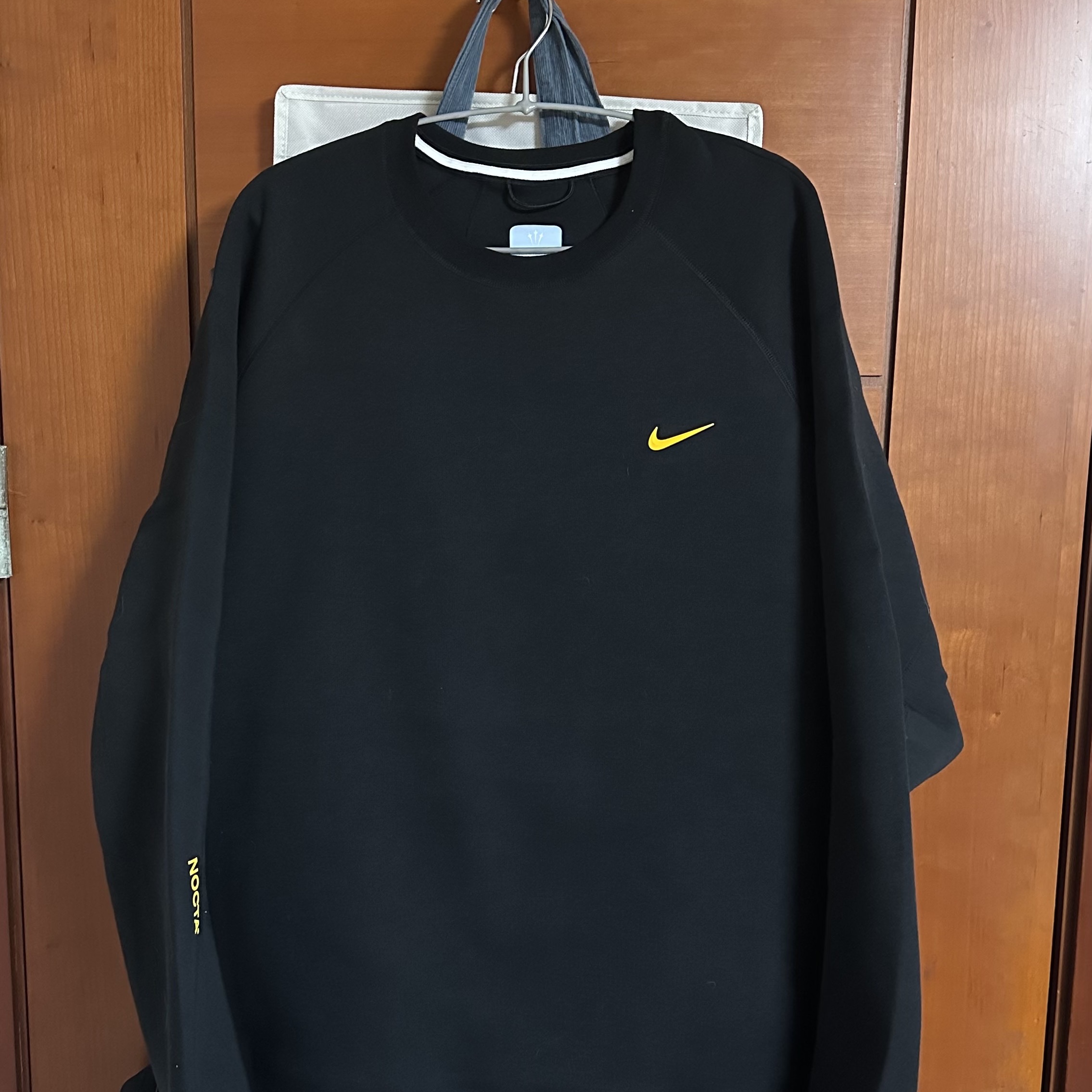 Nike x Drake Nocta Tech Fleece Crew Black (FD8457-010) 착용 스타일 - 1