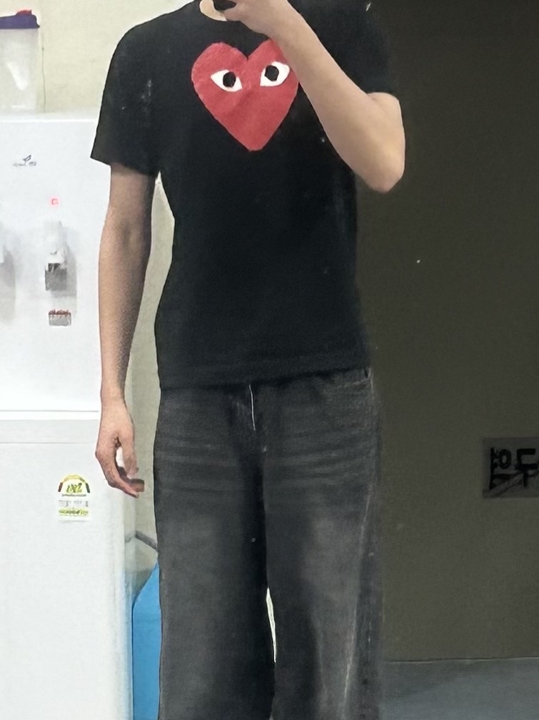 Play Comme des Garcons Red Heart T-Shirt Black 착용 스타일 - 1