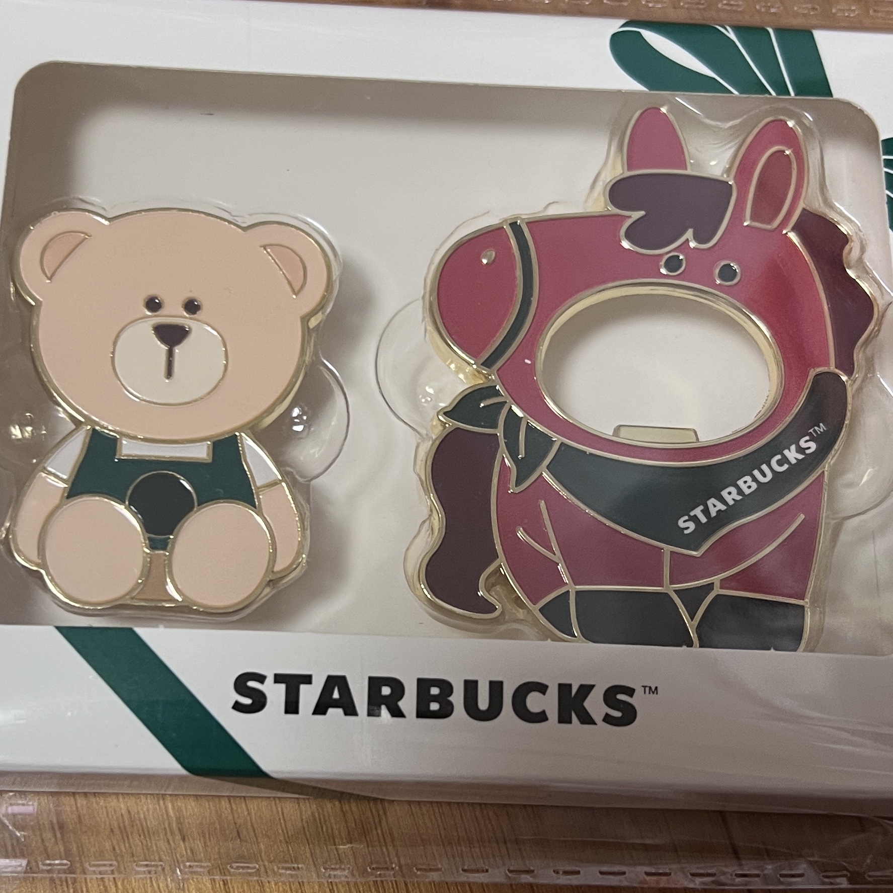 Starbucks Red Horse Opener Magnet 착용 스타일
