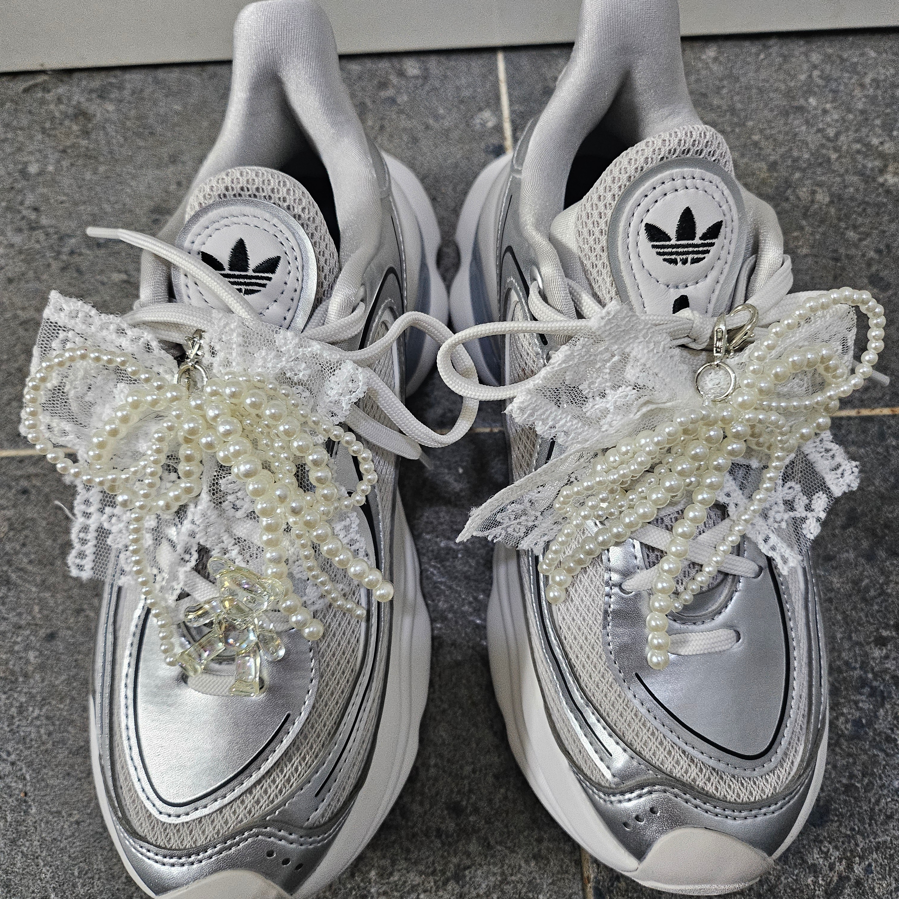 (W) Adidas Ozvenuz Silver Metallic Grey One 착용 스타일