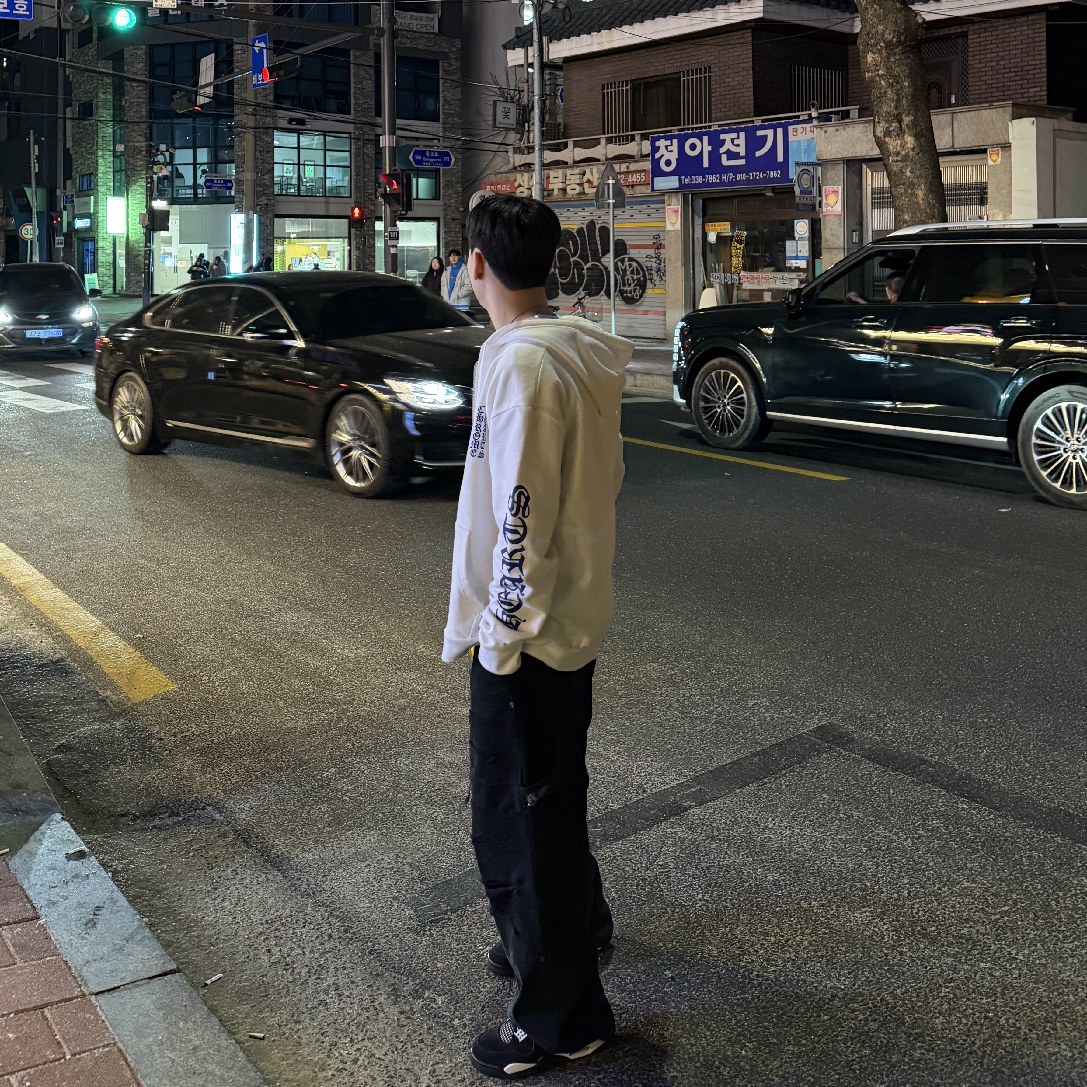 Chrome Hearts Vertical Logo Fleece Zip-Up Blue Script Hoodie White, Jordan 4 Retro White Thunder 착용 스타일