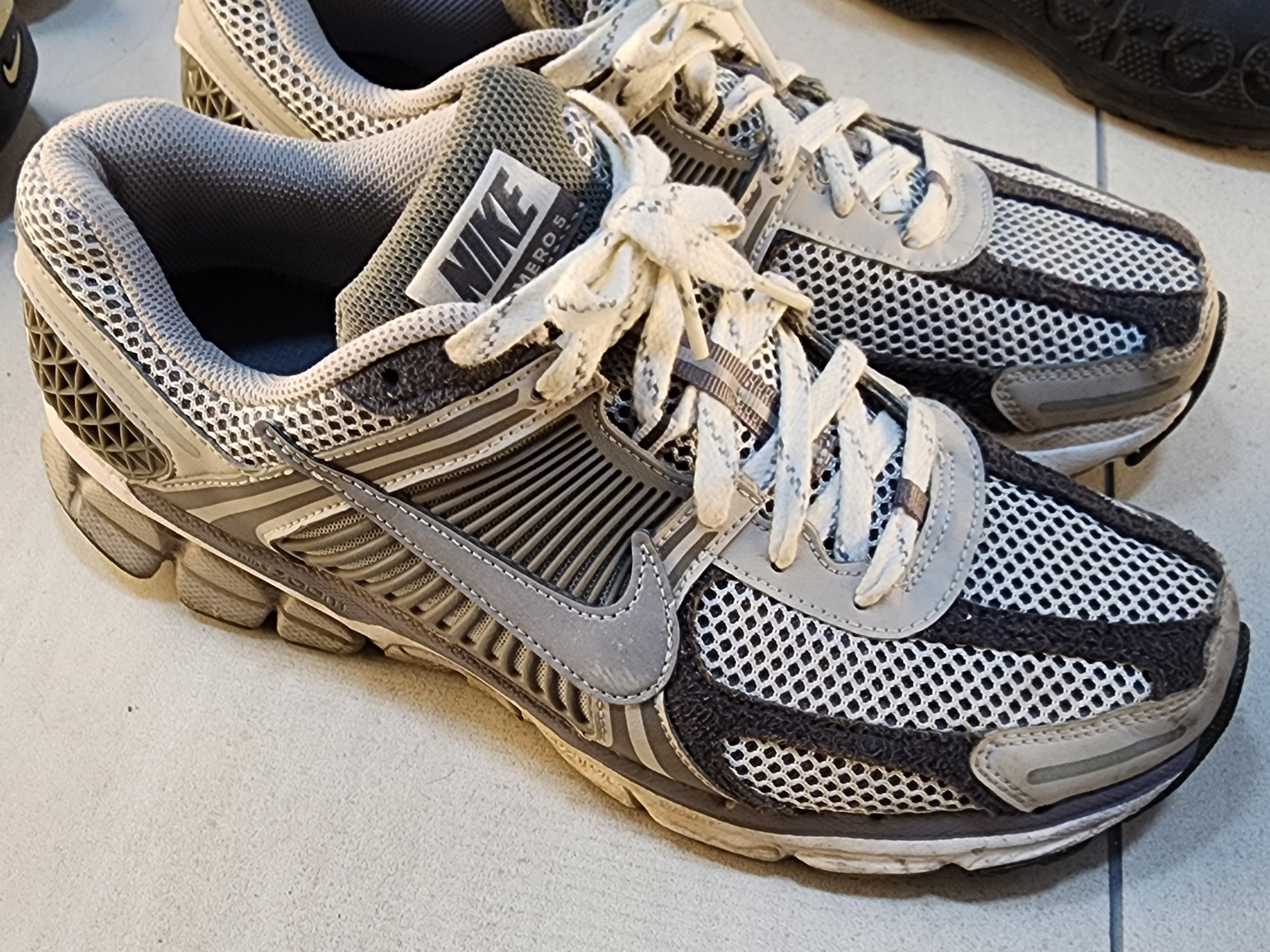 Nike Zoom Vomero 5 PRM Light Iron Ore and Flat Fewter 착용 스타일