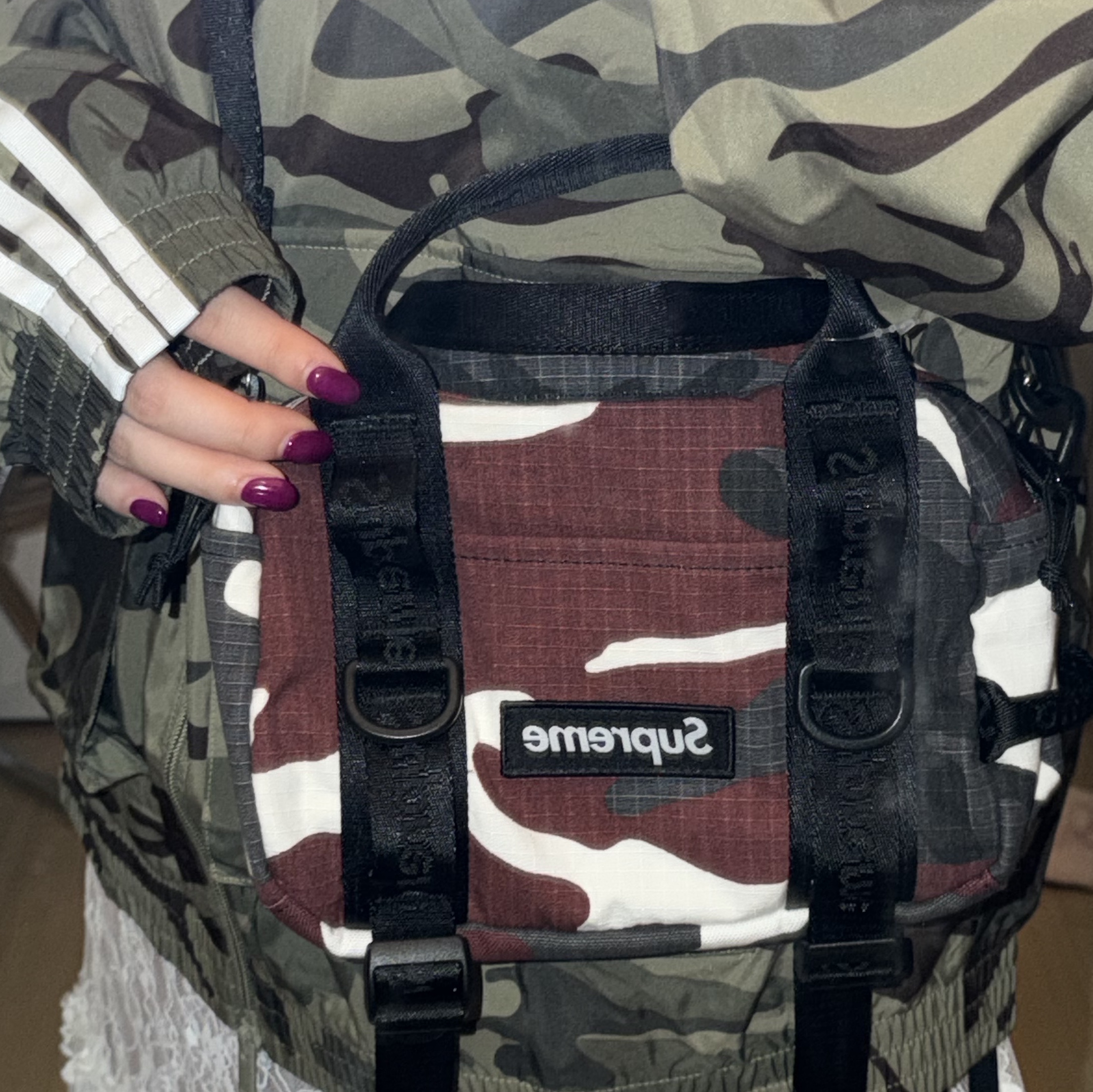 Supreme Mini Duffle Bag Black - 26SS, Supreme Mini Duffle Bag Red Camo - 26SS 착용 스타일