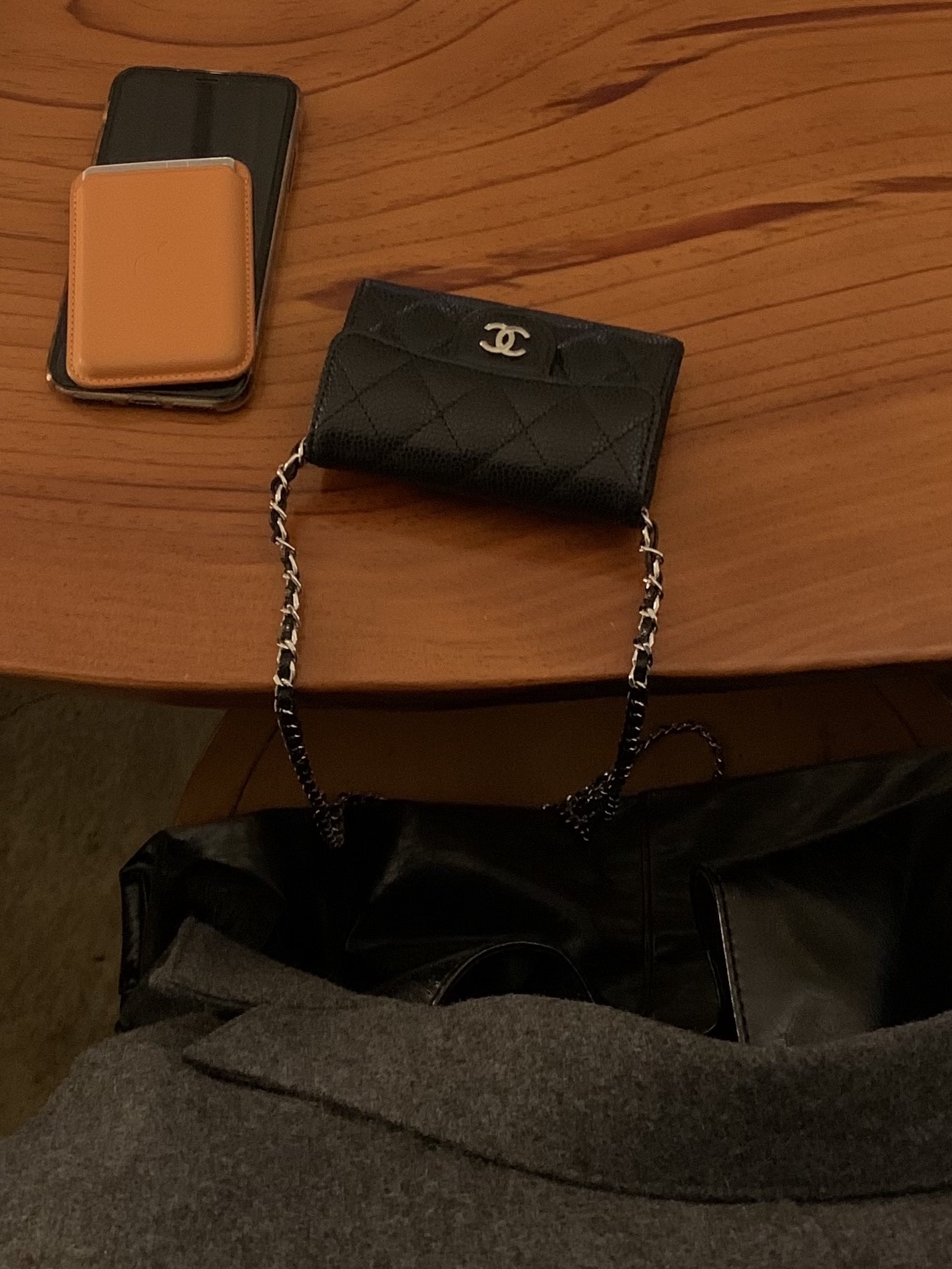 Chanel Classic Card Holder Grained Calfskin & Silver Black, Apple iPhone Leather Wallet with MagSafe Golden Brown 착용 스타일