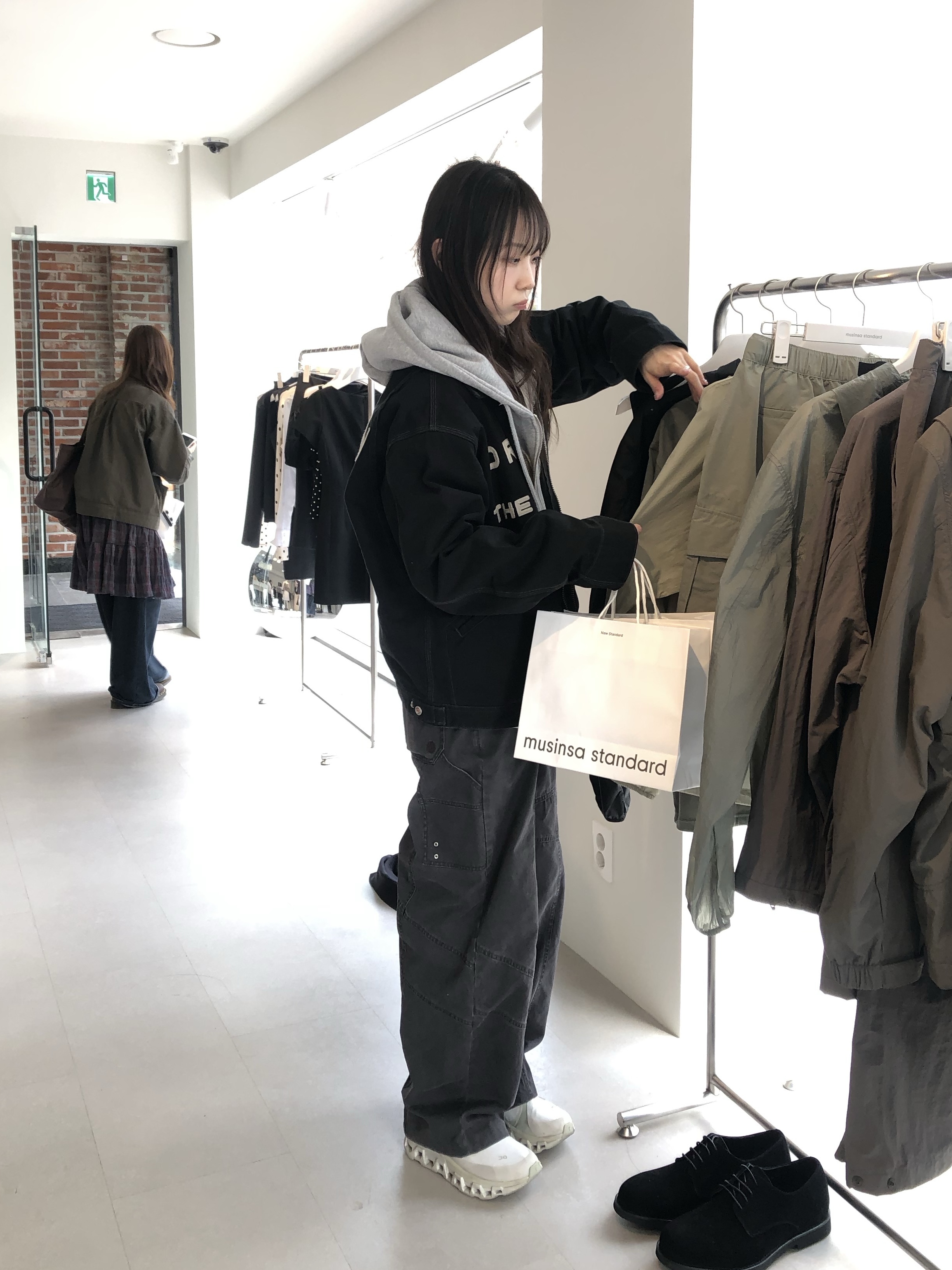 (W) On Running x Post Archive Faction (Paf) Cloudmonster Hyper White 착용 스타일