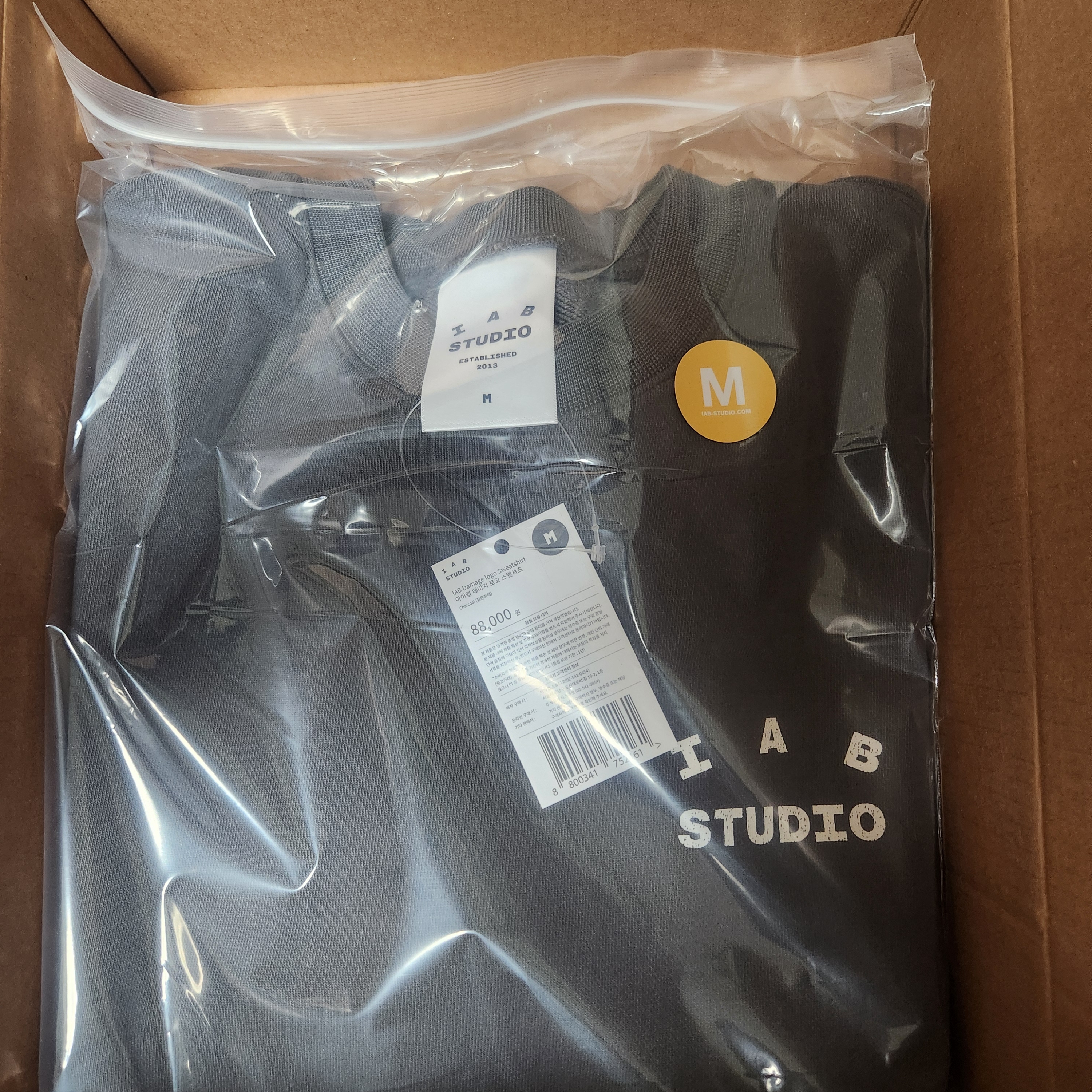IAB Studio IAB Damaged Logo Sweatshirt Charcoal 착용 스타일
