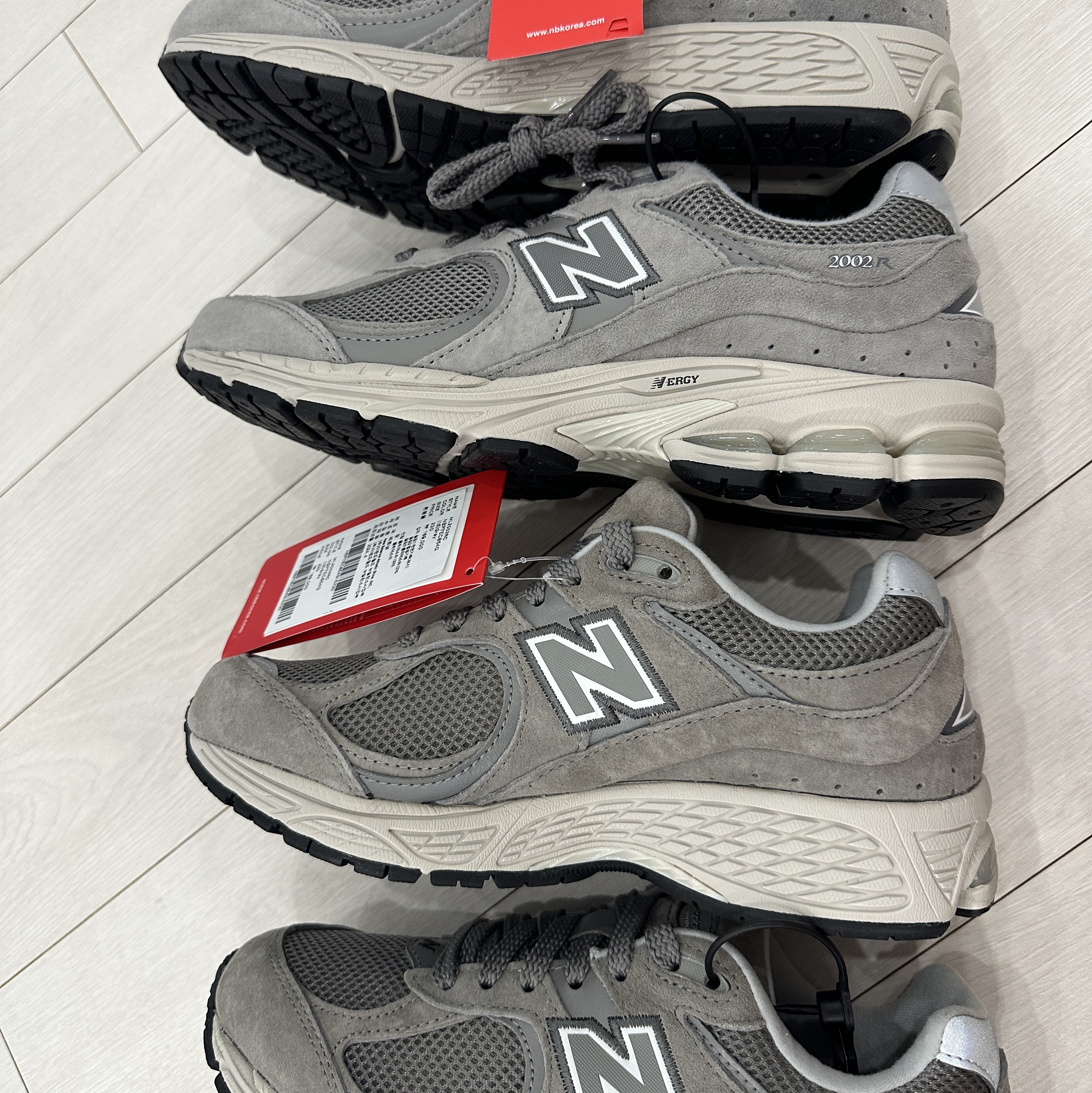 New Balance 2002R Grey 착용 스타일