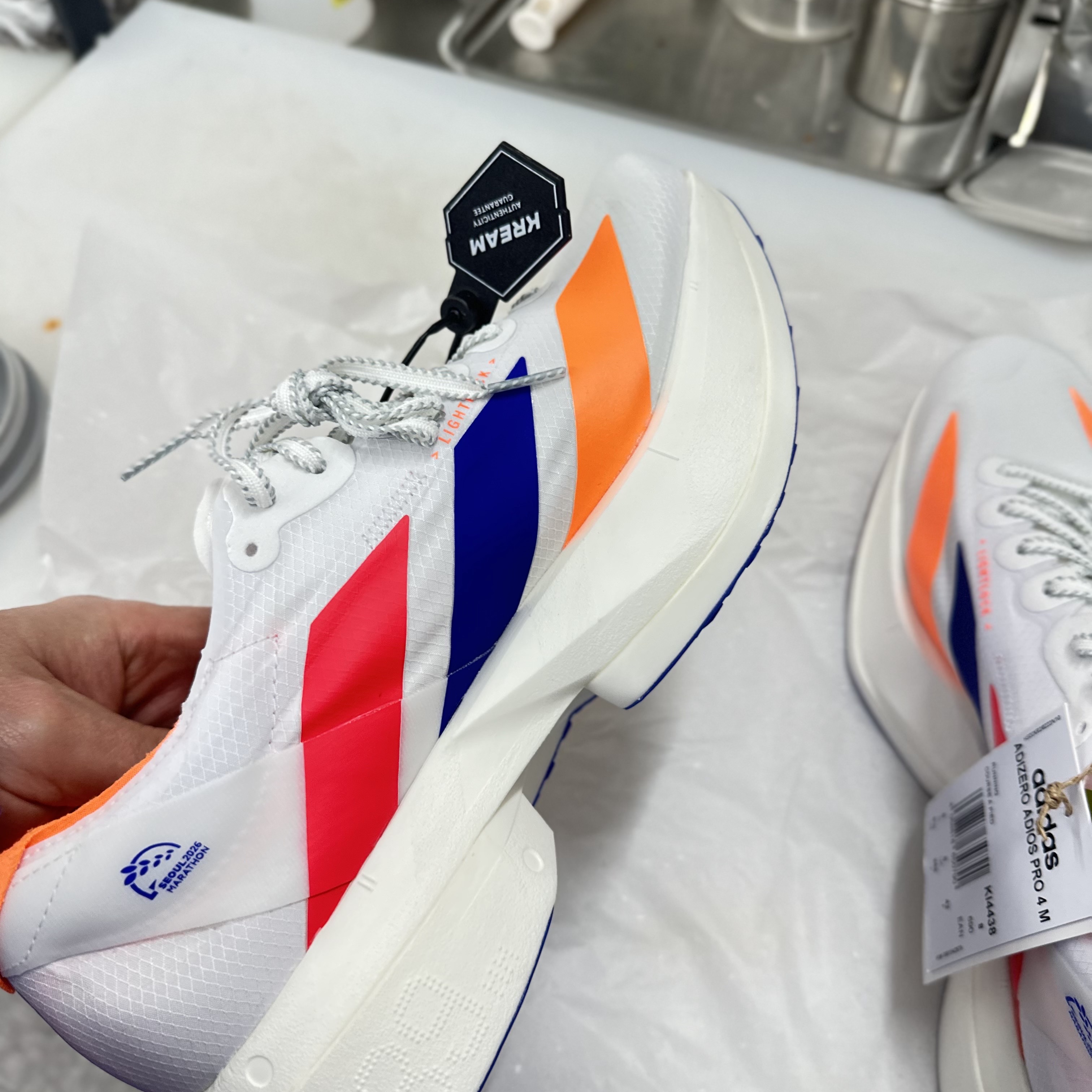 Adidas Seoul Marathon Adizero Adios Pro 4 Cloud White Lucid Red 착용 스타일 - 1